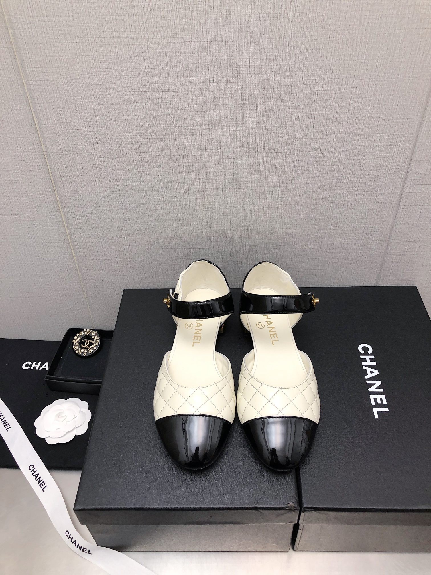 Giày Chanel 23P Catwalk Siêu Cấp Trắng Đen Size 35-39