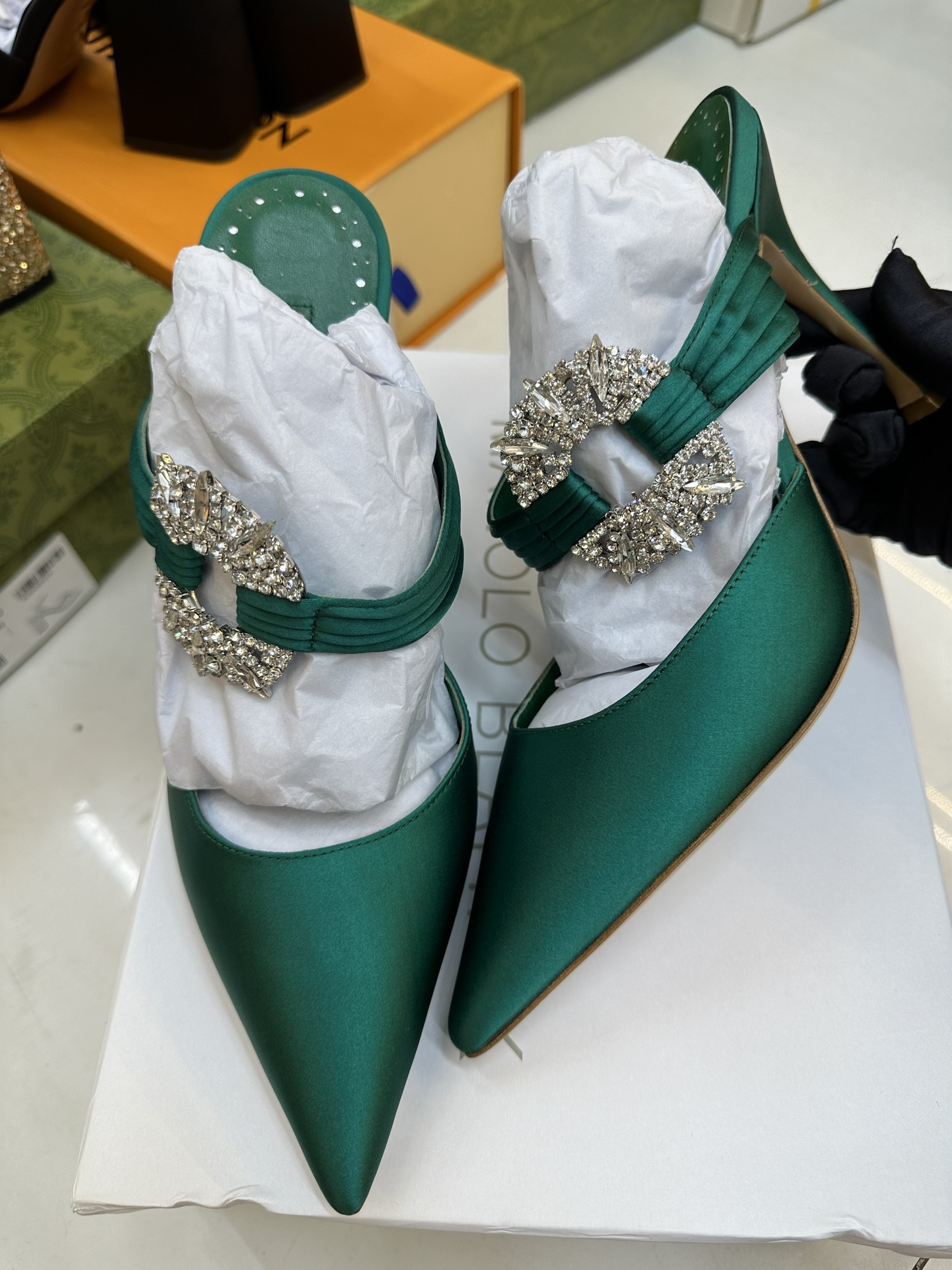 Giày Manolo Blahnk Maidugura Green Satin Embellished Buckle Mules Heels 9cm Siêu Cấp Size 39