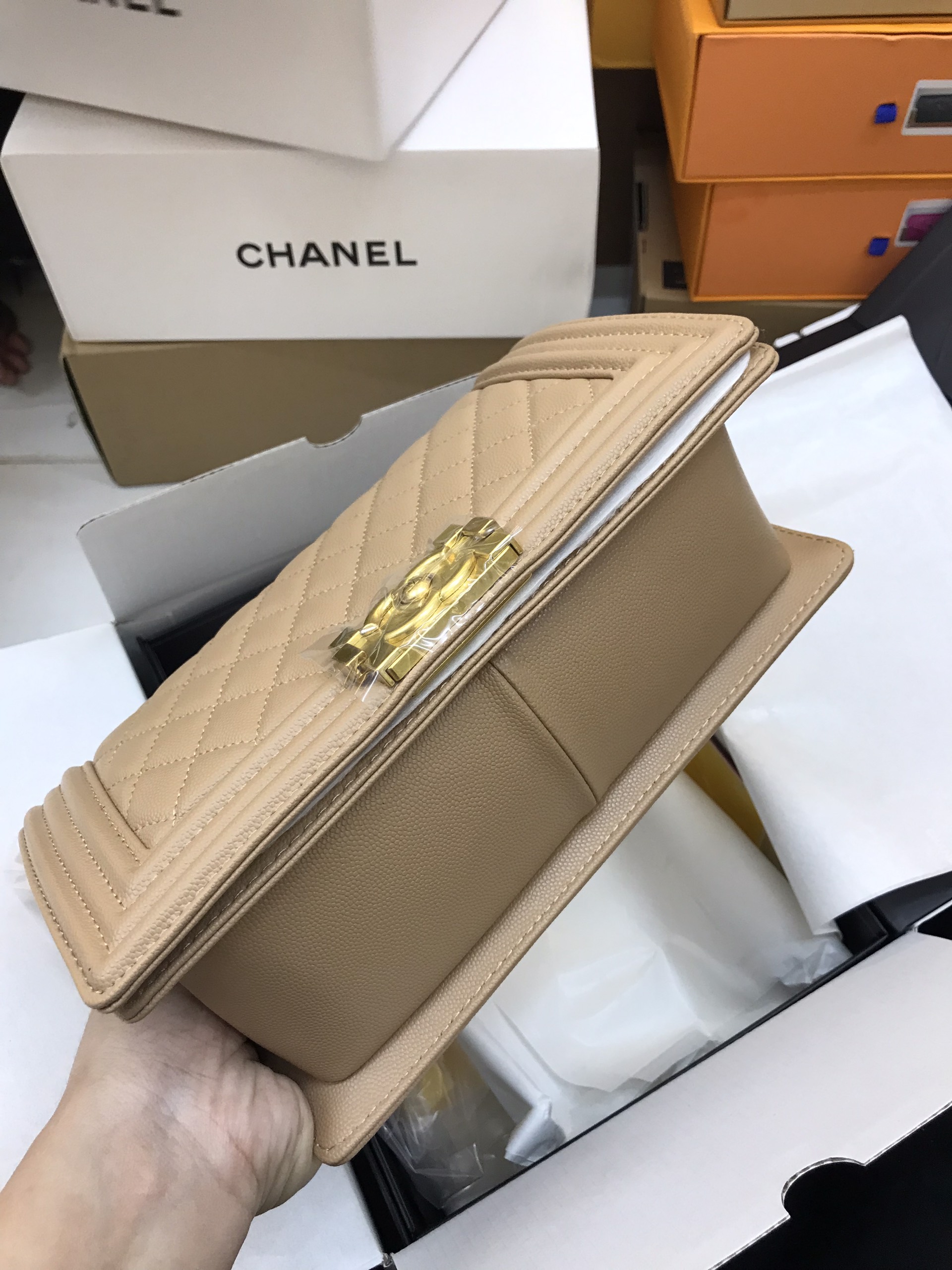 Túi Xách Chanel Boy Super Da Hạt  Size 25cm Màu Kem Khóa Vàng