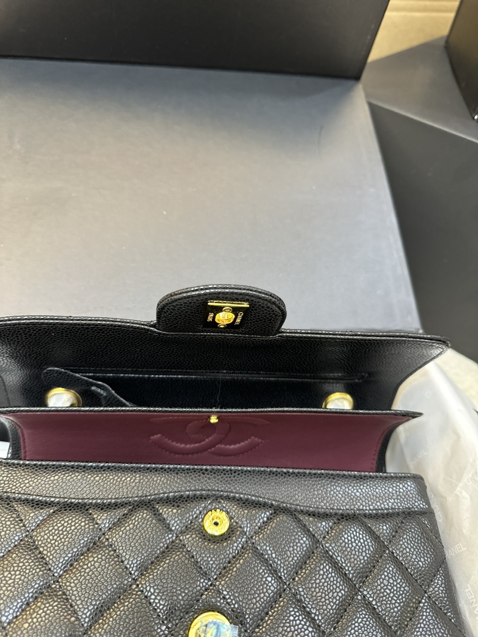 Túi Xách Chanel Small Classic Handbag Super Da Hạt Màu Đen Size 23cm