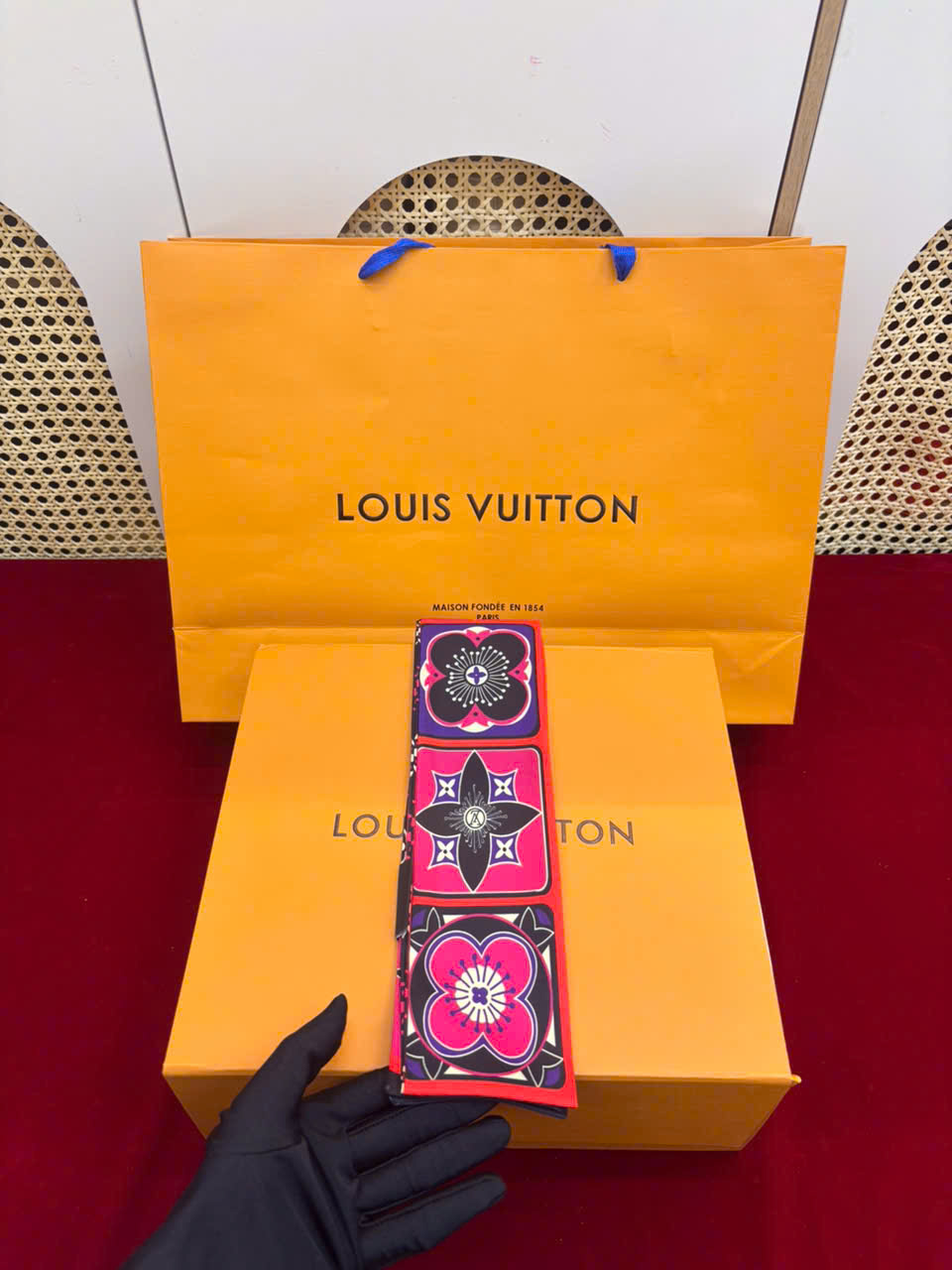 Khăn LV Cột Túi Xách Super 04