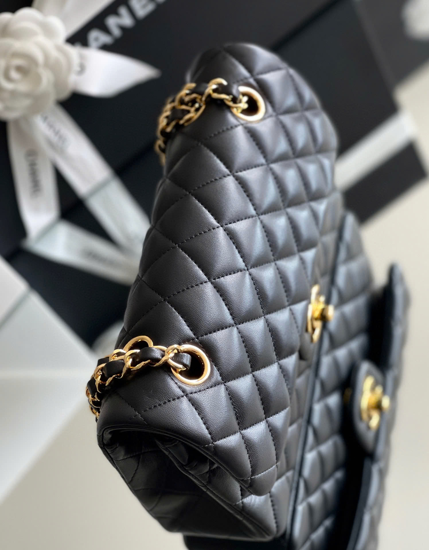 Túi Chanel Classic Flap Vip Da Lì Màu Đen Khóa Vàng Size 23cm