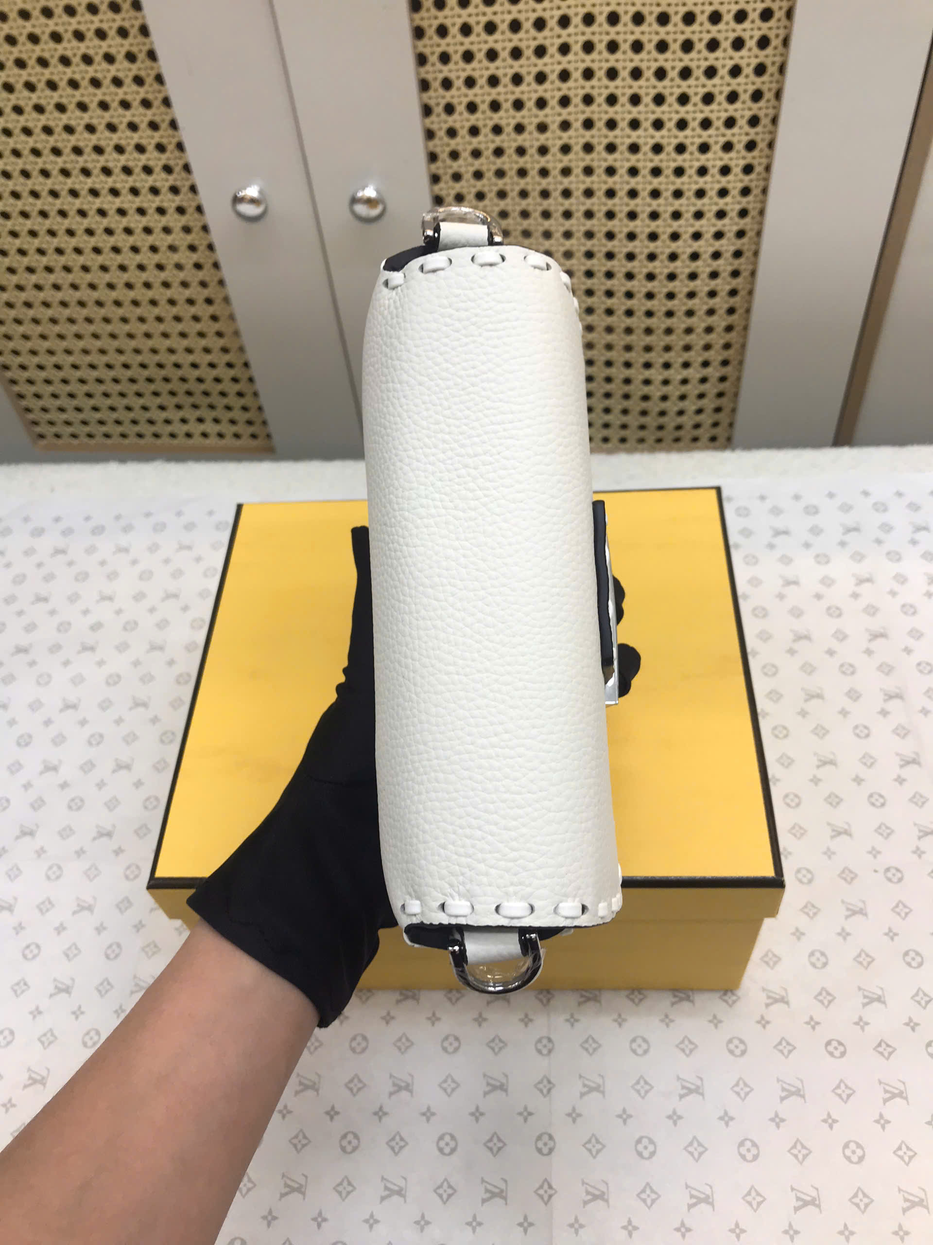 Túi Fendi Baguette Ice White Selleria Bag Vip Màu Trắng Size 27 cm