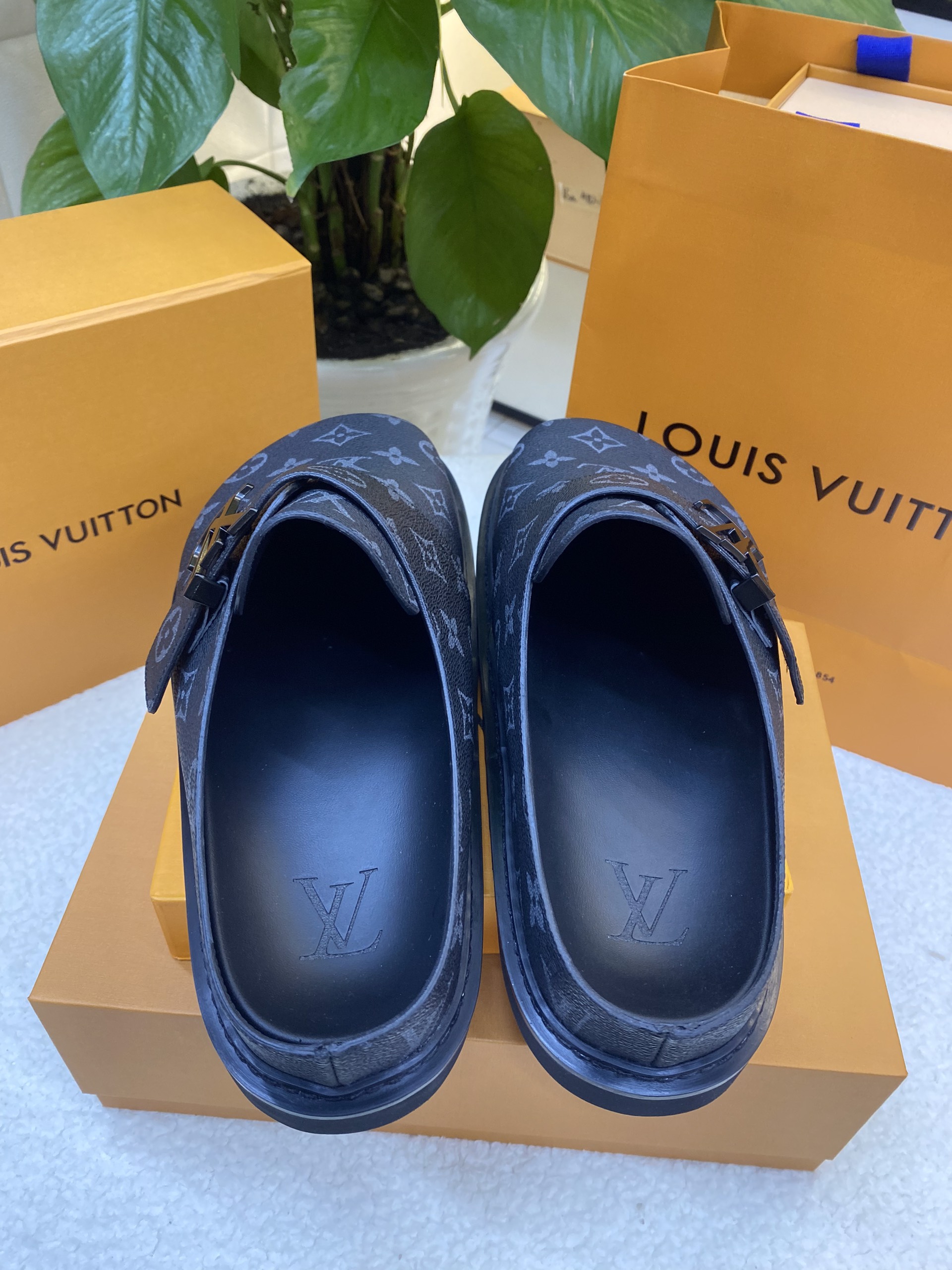 Giày LV Easy Mules Black Siêu Cấp Size 42 1AA0CC