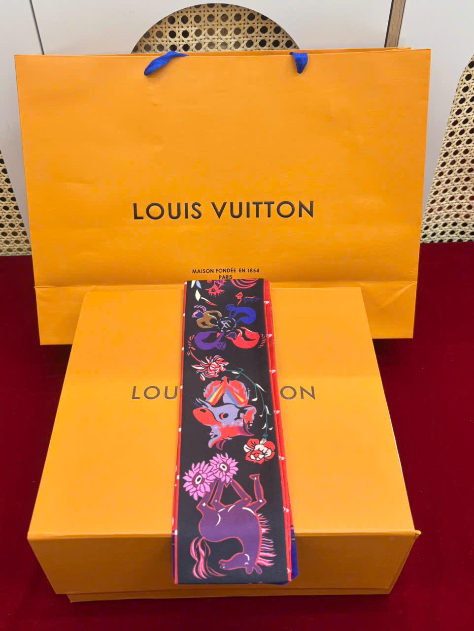 Khăn LV Cột Túi Xách Super 03