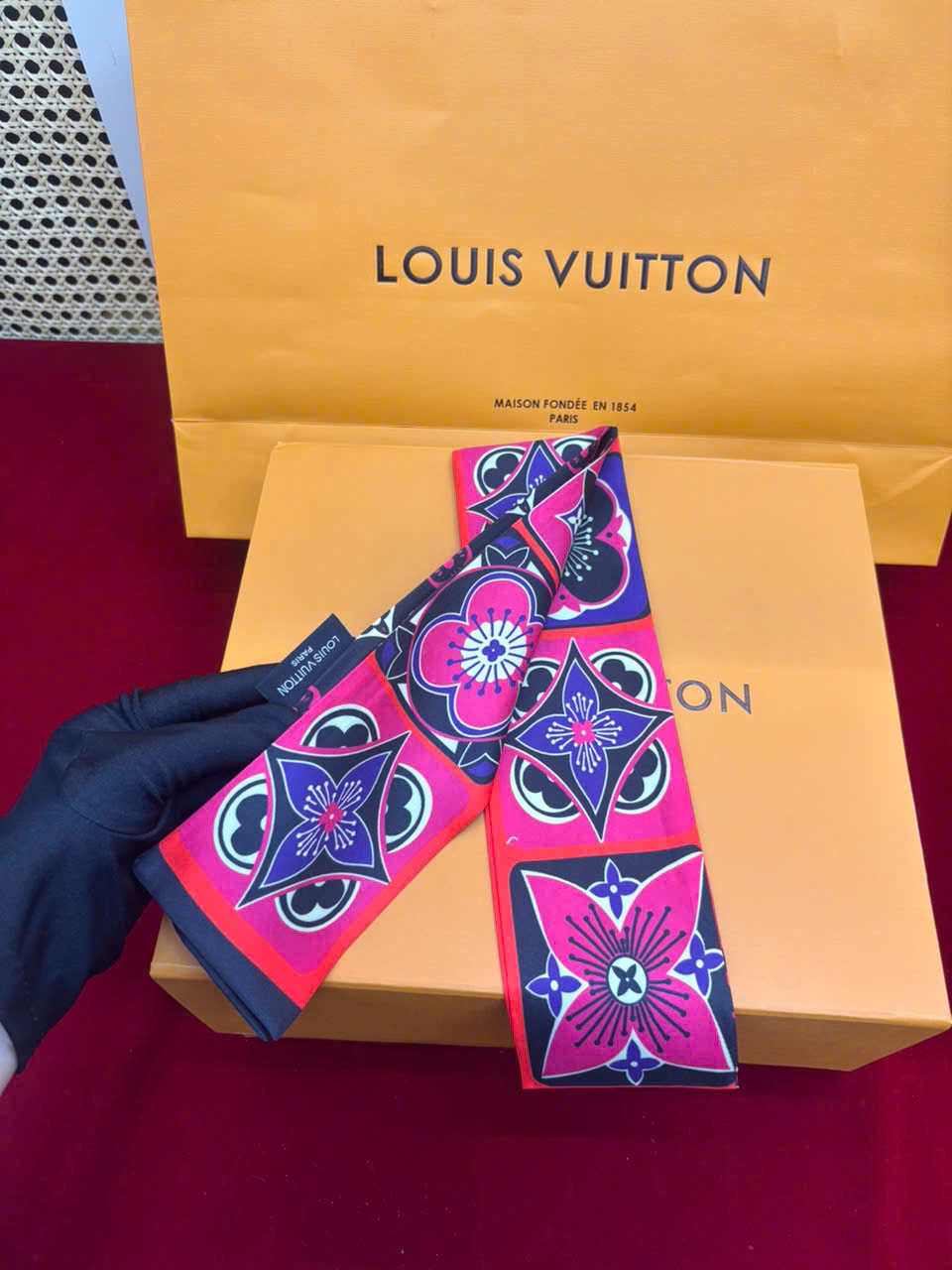 Khăn LV Cột Túi Xách Super 04