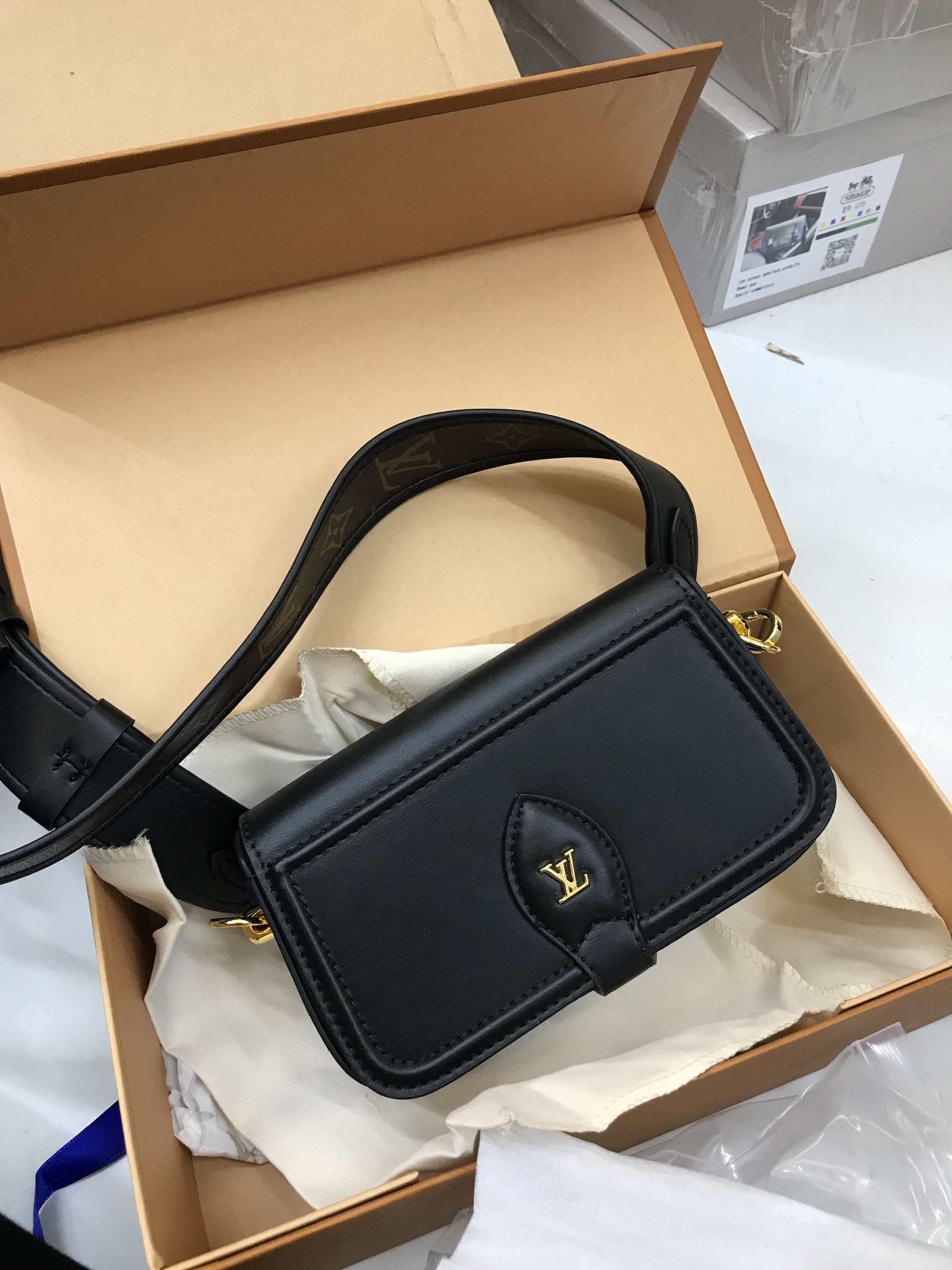 Túi Xách LV Super Officier Pouch With Strap Màu Đen Size 20cm