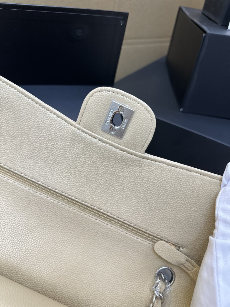 Túi Xách Chanel Classic Flap Trắng Kem Da Hạt Size 25cm