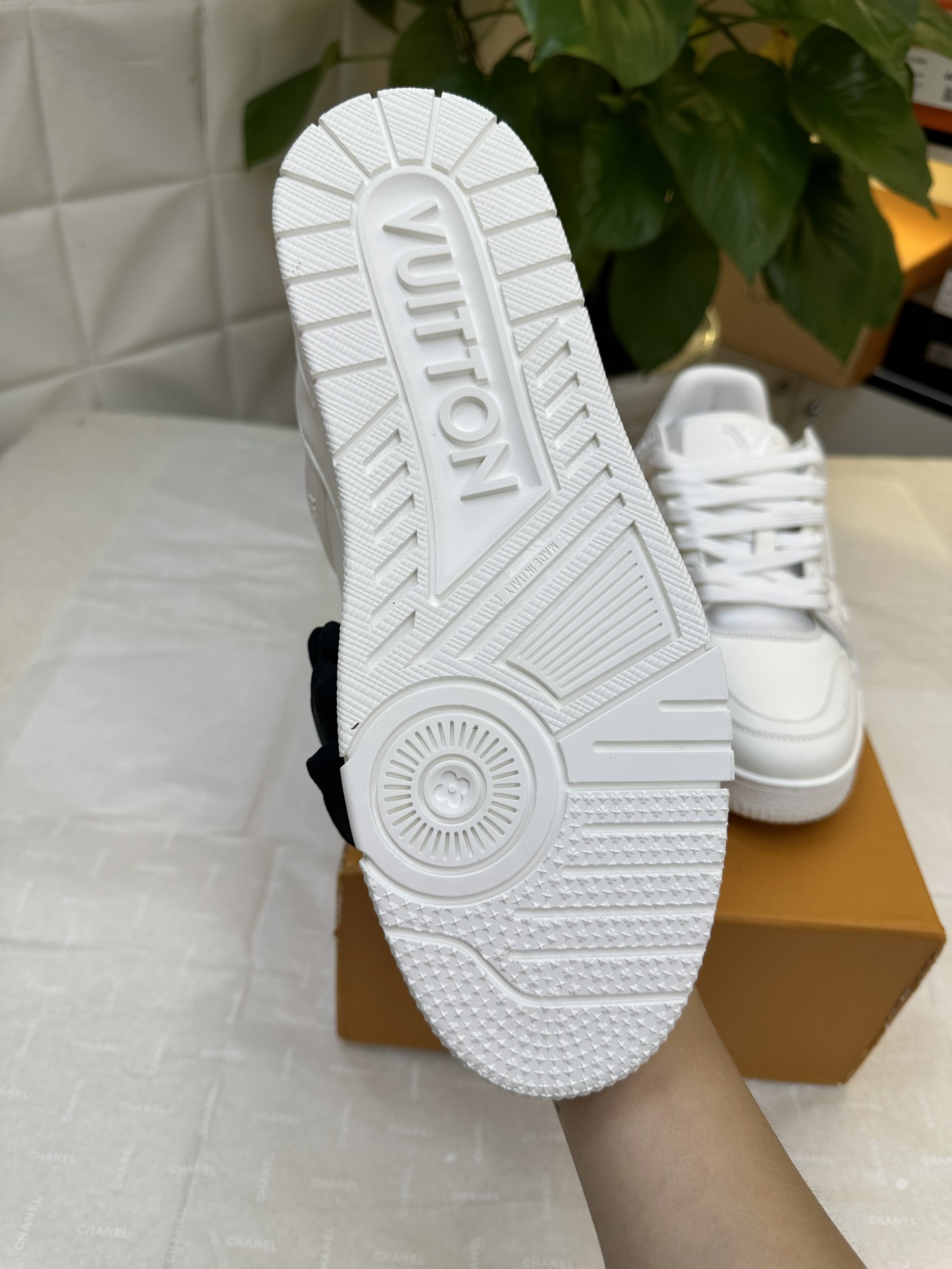 Giày LV Trainer Sneaker VIP Màu Trắng Size 43 1A9G55