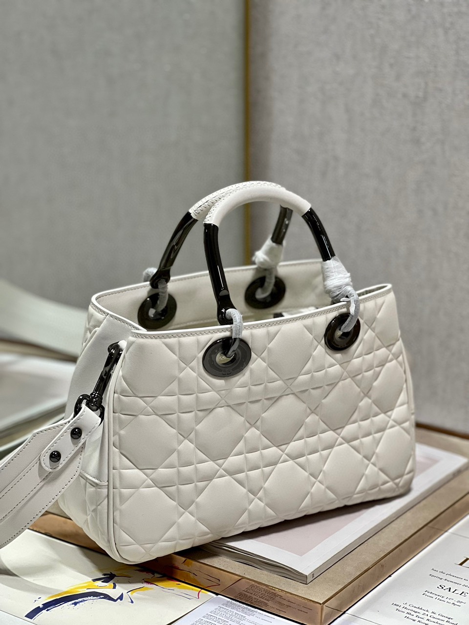Túi Xách Dior Lady Siêu Cấp 95.22 Màu Trắng Khóa Đen Size 31×31×11cm