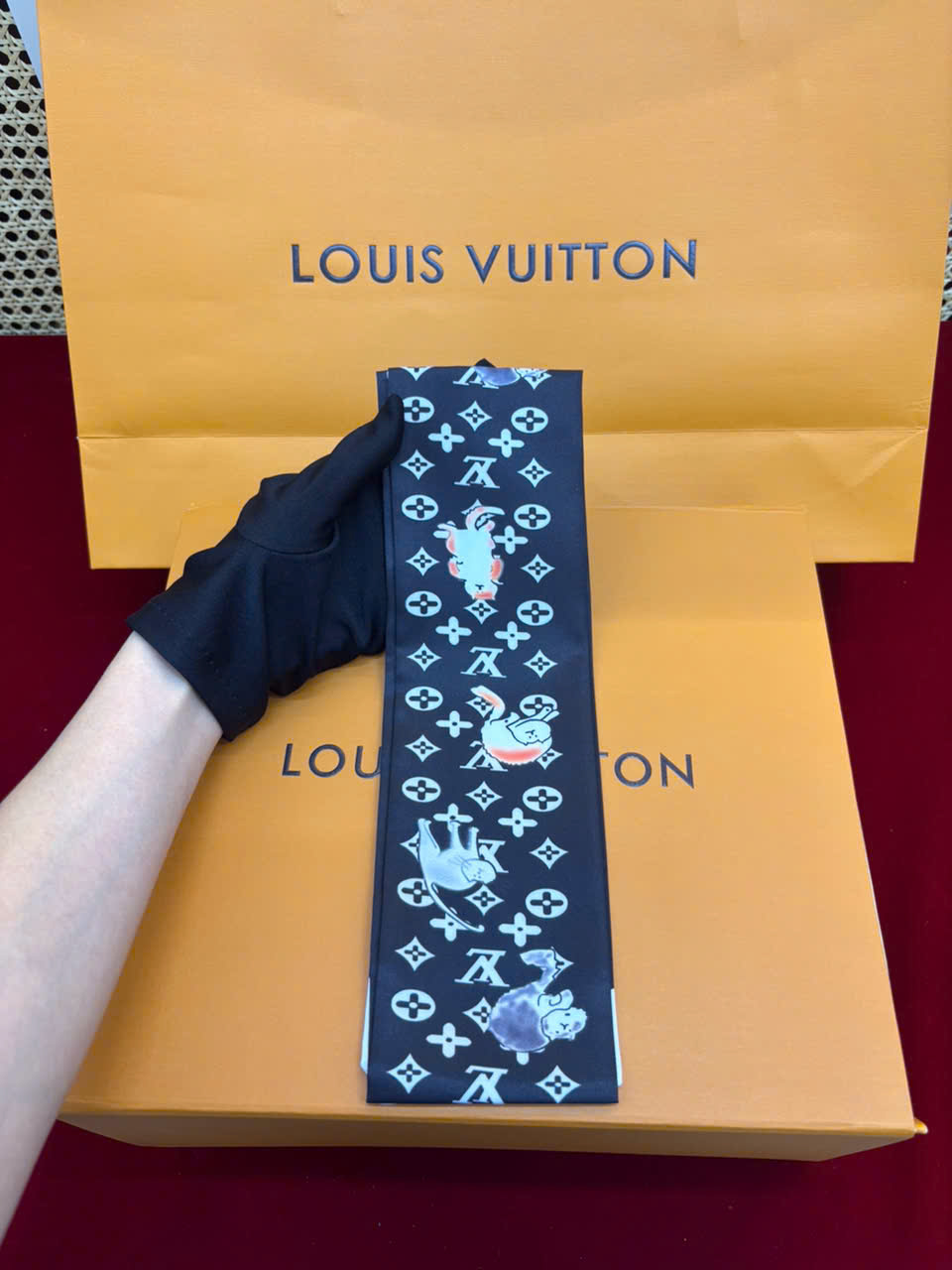 Khăn LV Cột Túi Xách Super 01