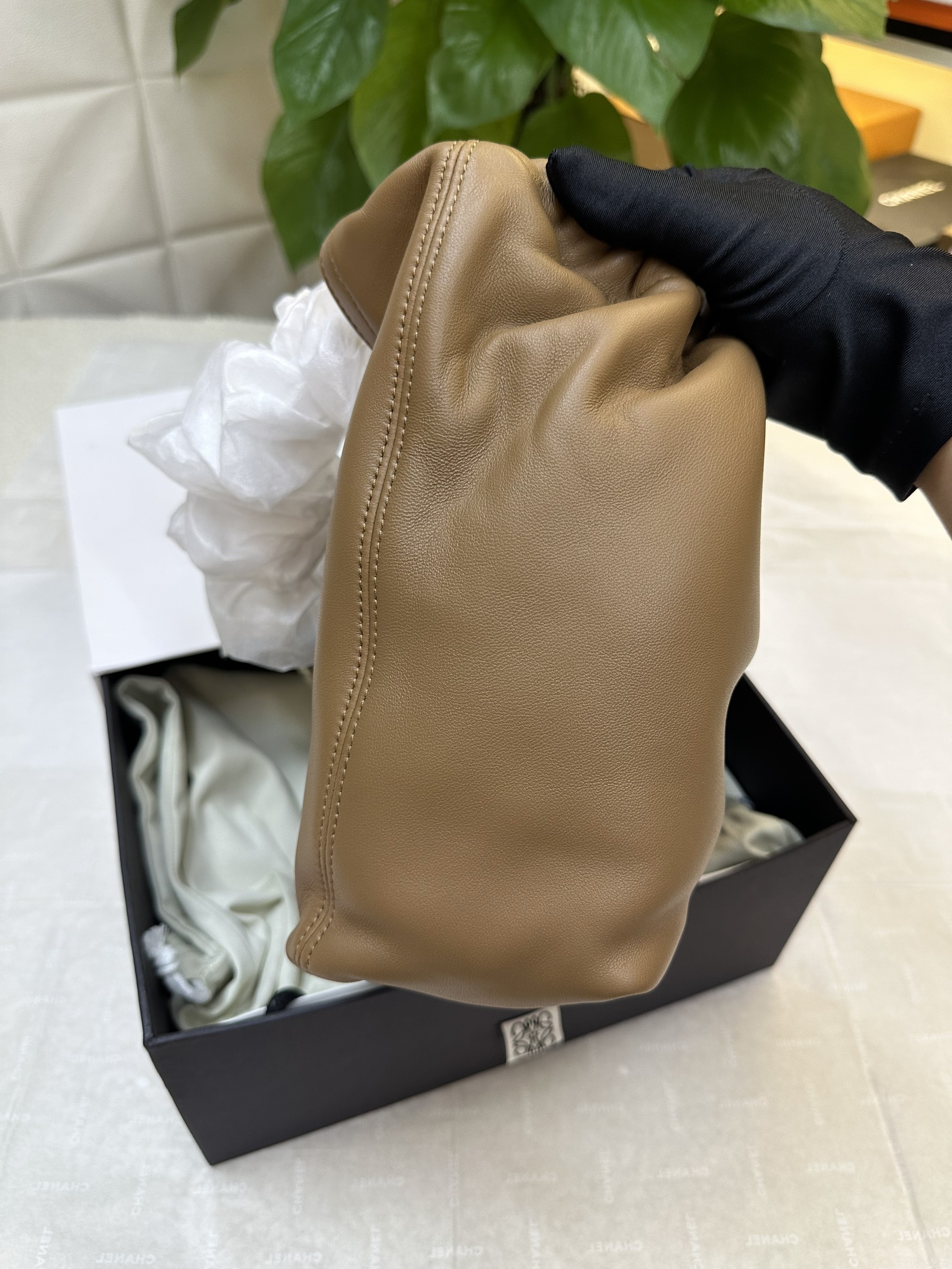 Túi Loewe Small Squeeze Bag In Nappa Lambskin Vip Màu Nâu Size 29cm