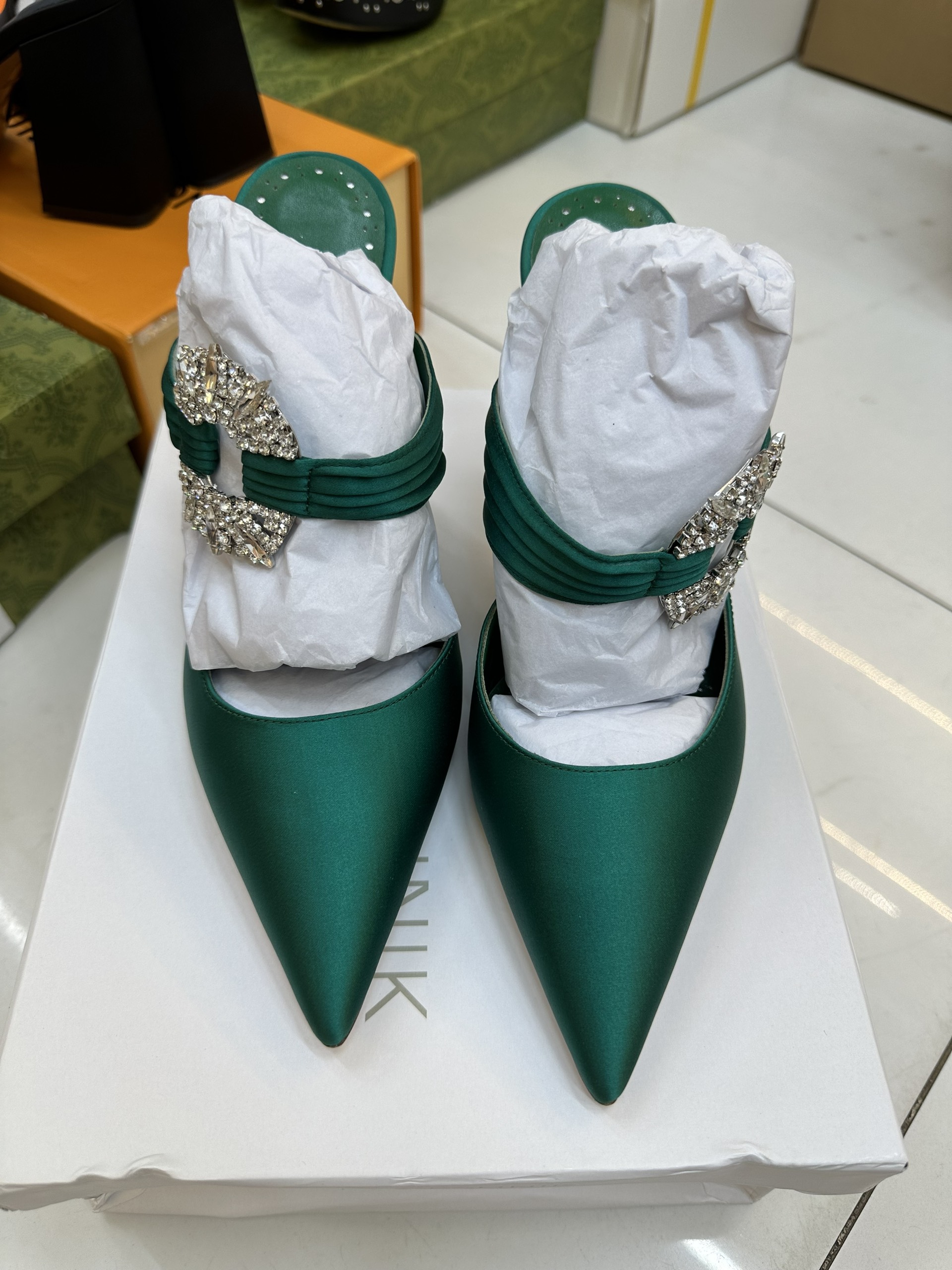 Giày Manolo Blahnk Maidugura Green Satin Embellished Buckle Mules Heels 9cm Siêu Cấp Size 39