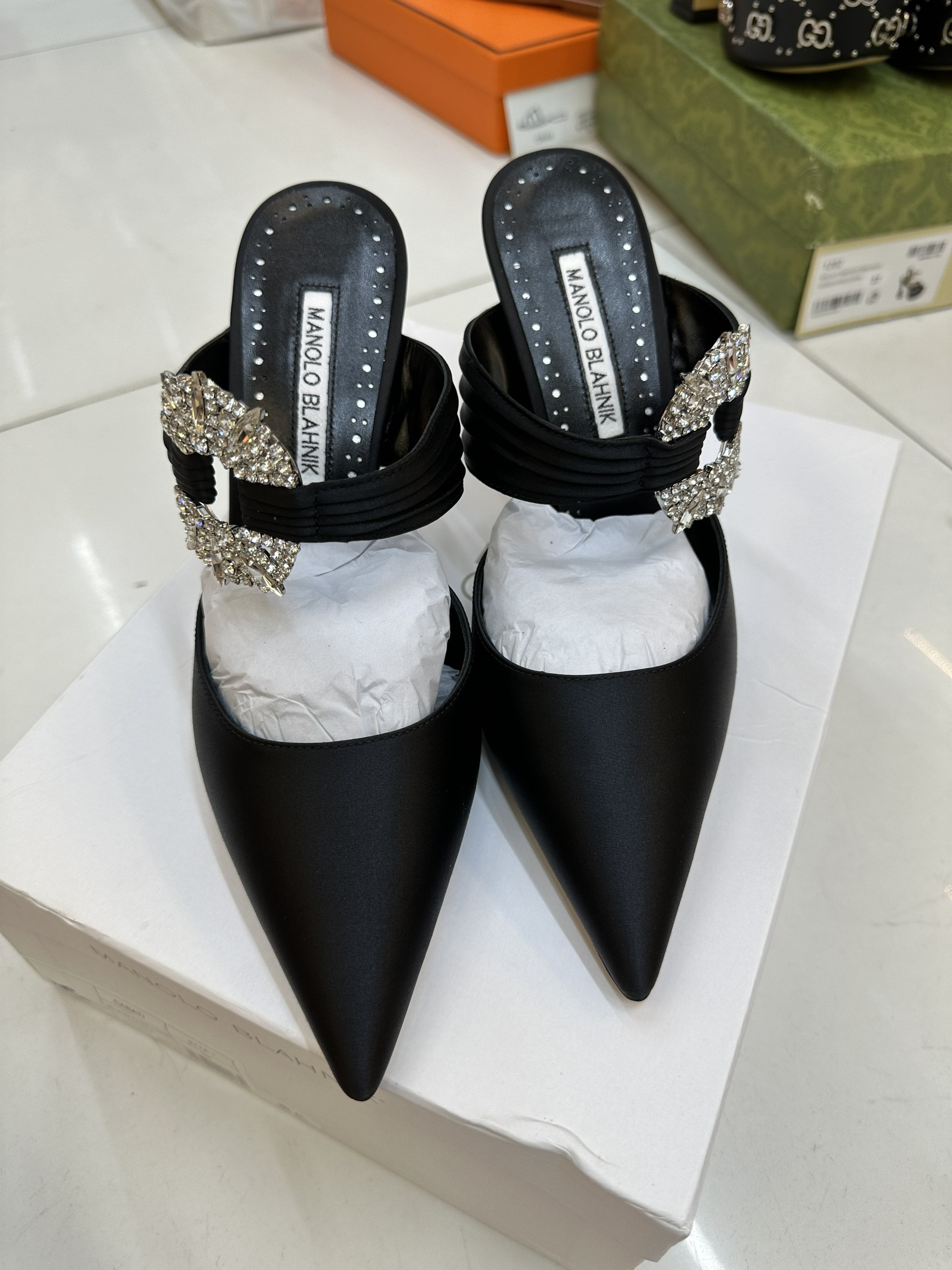 Giày Manolo Blahnk Maidugura Black Satin Embellished Buckle Mules Siêu Cấp Màu Đen Heels 9cm Size 39