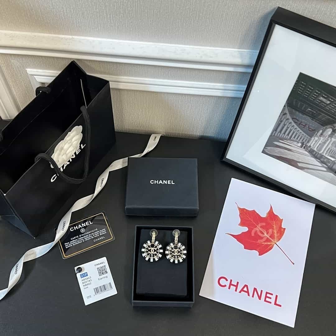 Bông Tai Chanel Tròn Đen Siêu Cấp Đinh Tán