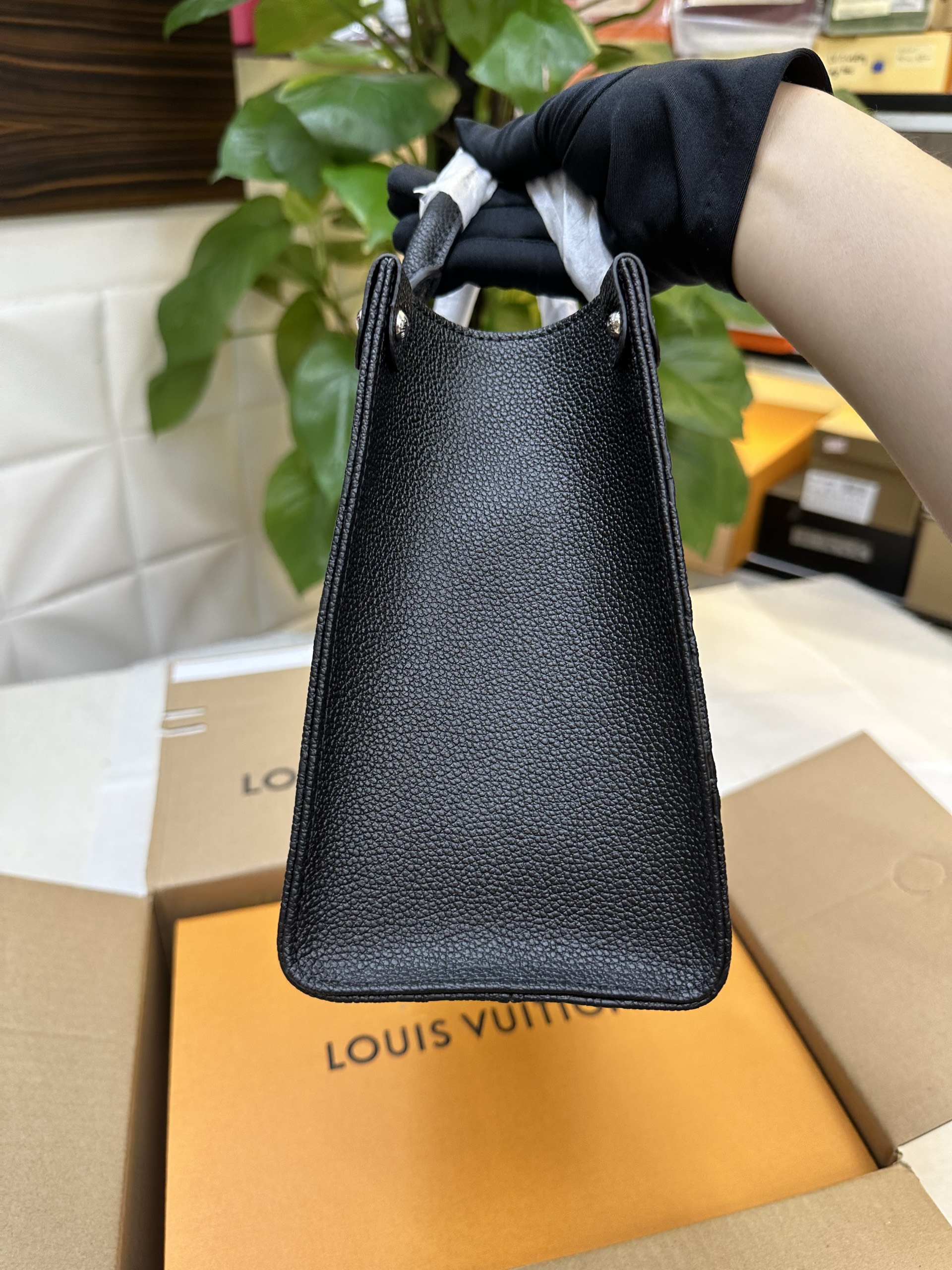 Túi LV OnTheGo PM Black Siêu Cấp Màu Đen Size 25cm M45653