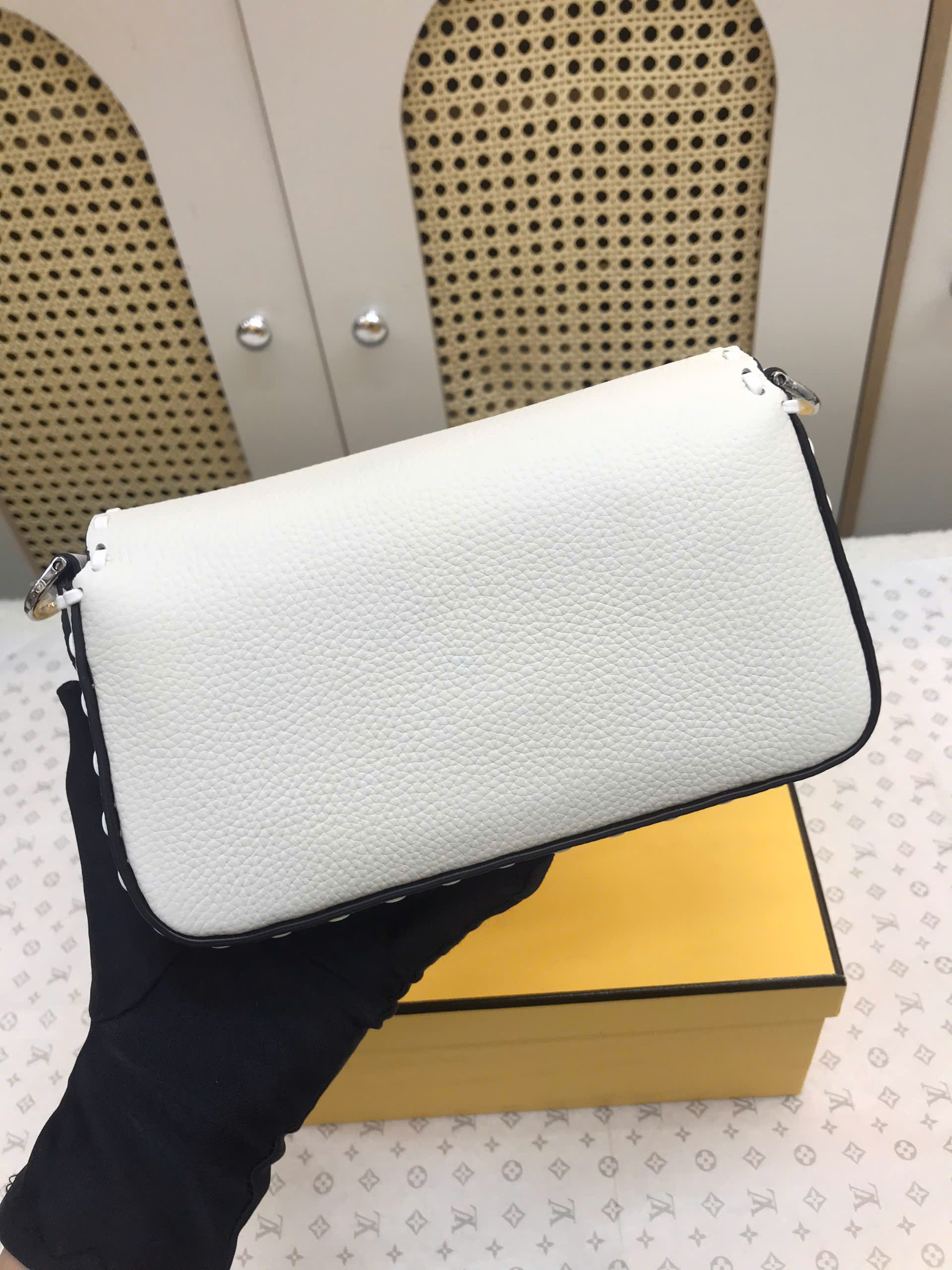 Túi Fendi Baguette Ice White Selleria Bag Vip Màu Trắng Size 27 cm
