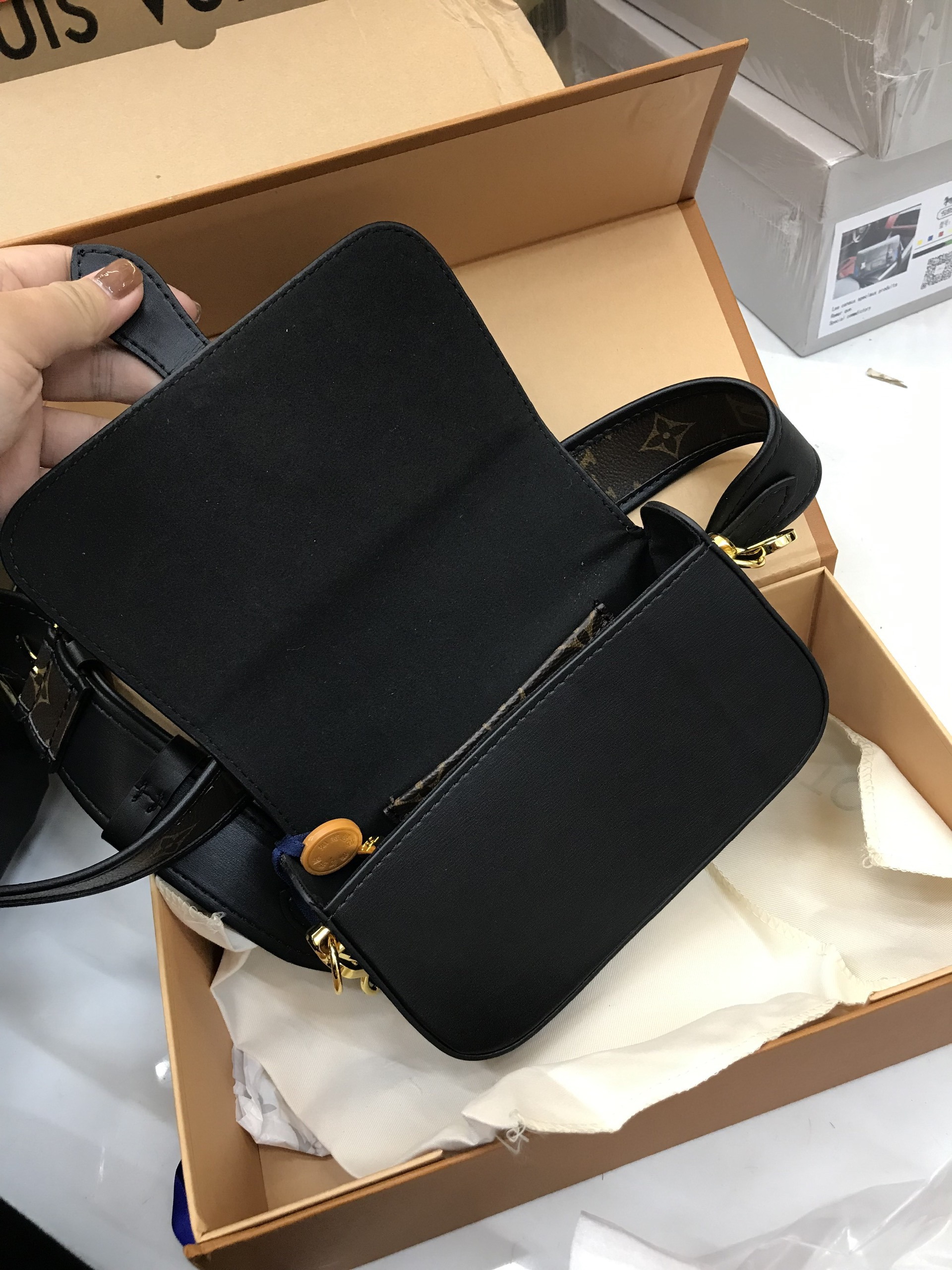 Túi Xách LV Super Officier Pouch With Strap Màu Đen Size 20cm