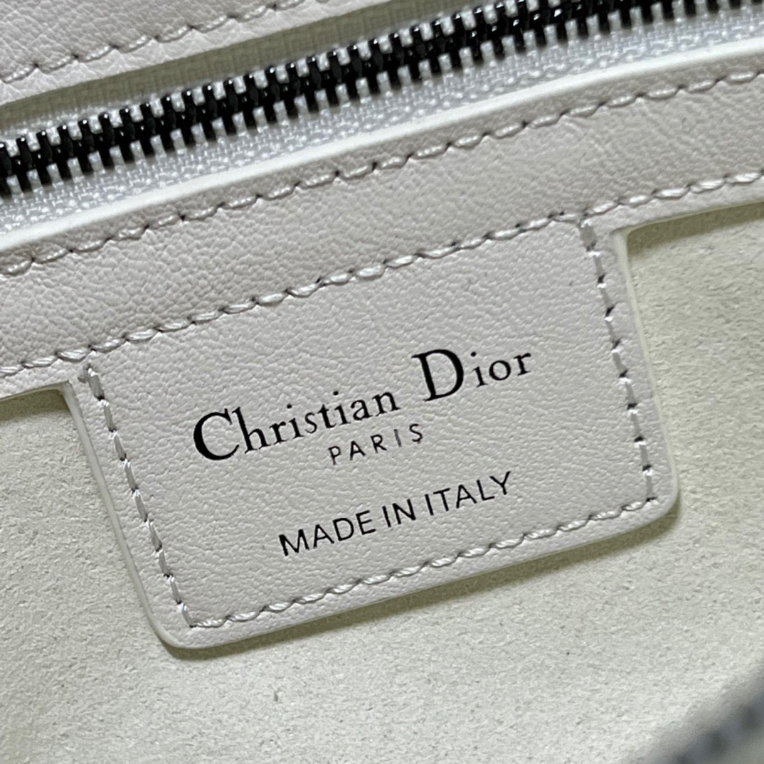Túi Xách Dior Lady Siêu Cấp 95.22 Màu Trắng Khóa Đen Size 31×31×11cm