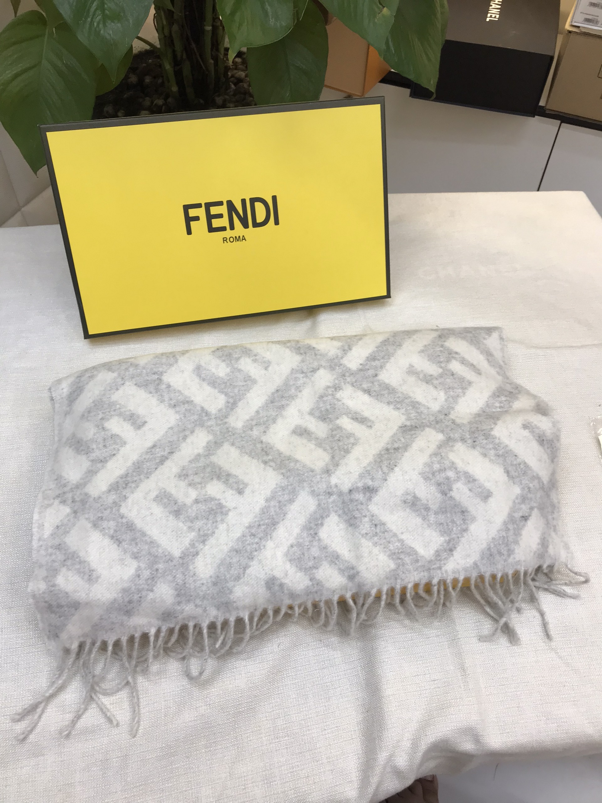 Khăn Quàng Fendi Siêu Cấp Màu Trắng