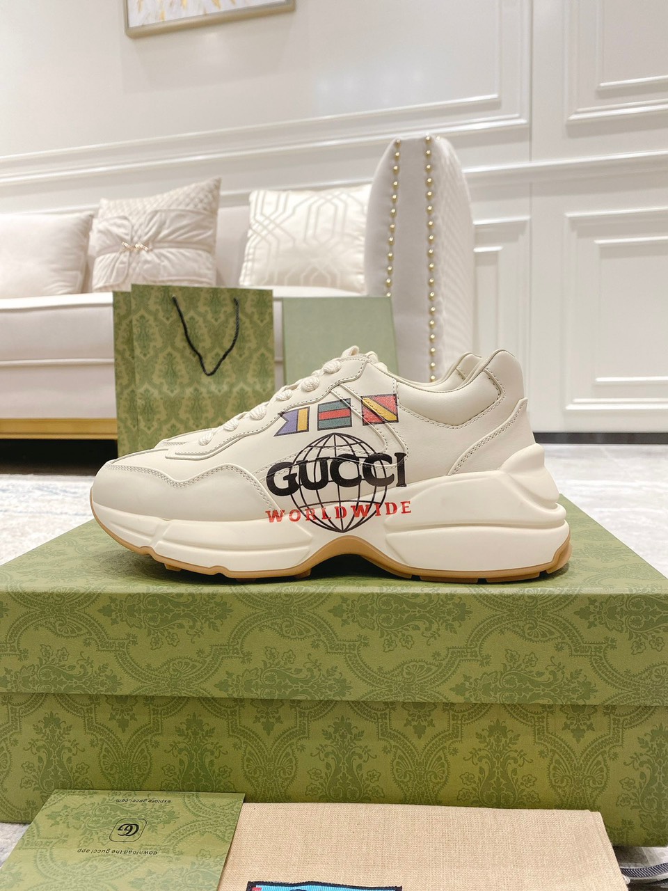 Tổng Hợp Các Mẫu Giày Gucci Sneaker Màu Trắng In Họa Tiết Màu Sắc Tươi Sáng