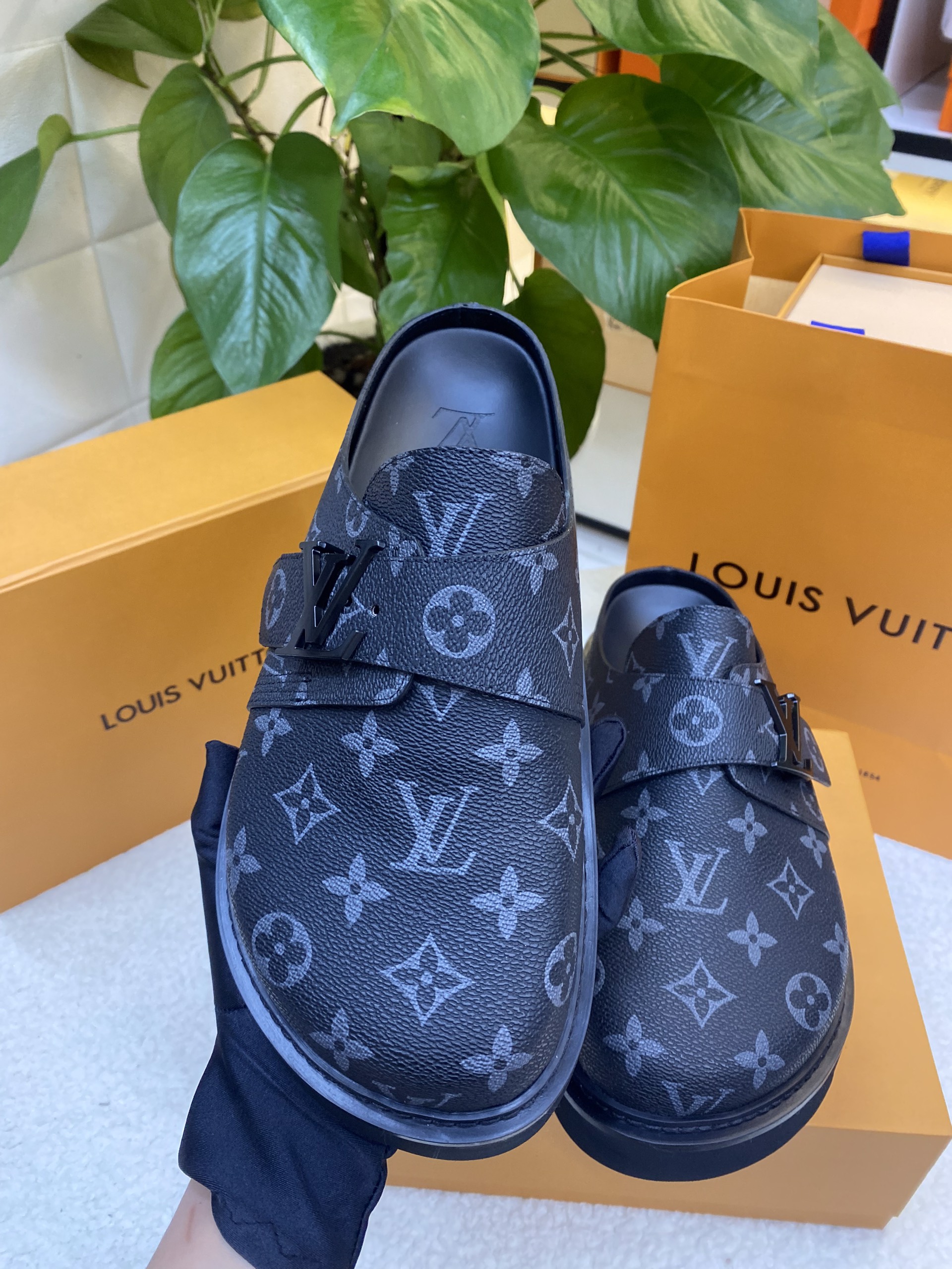 Giày LV Easy Mules Black Siêu Cấp Size 42 1AA0CC