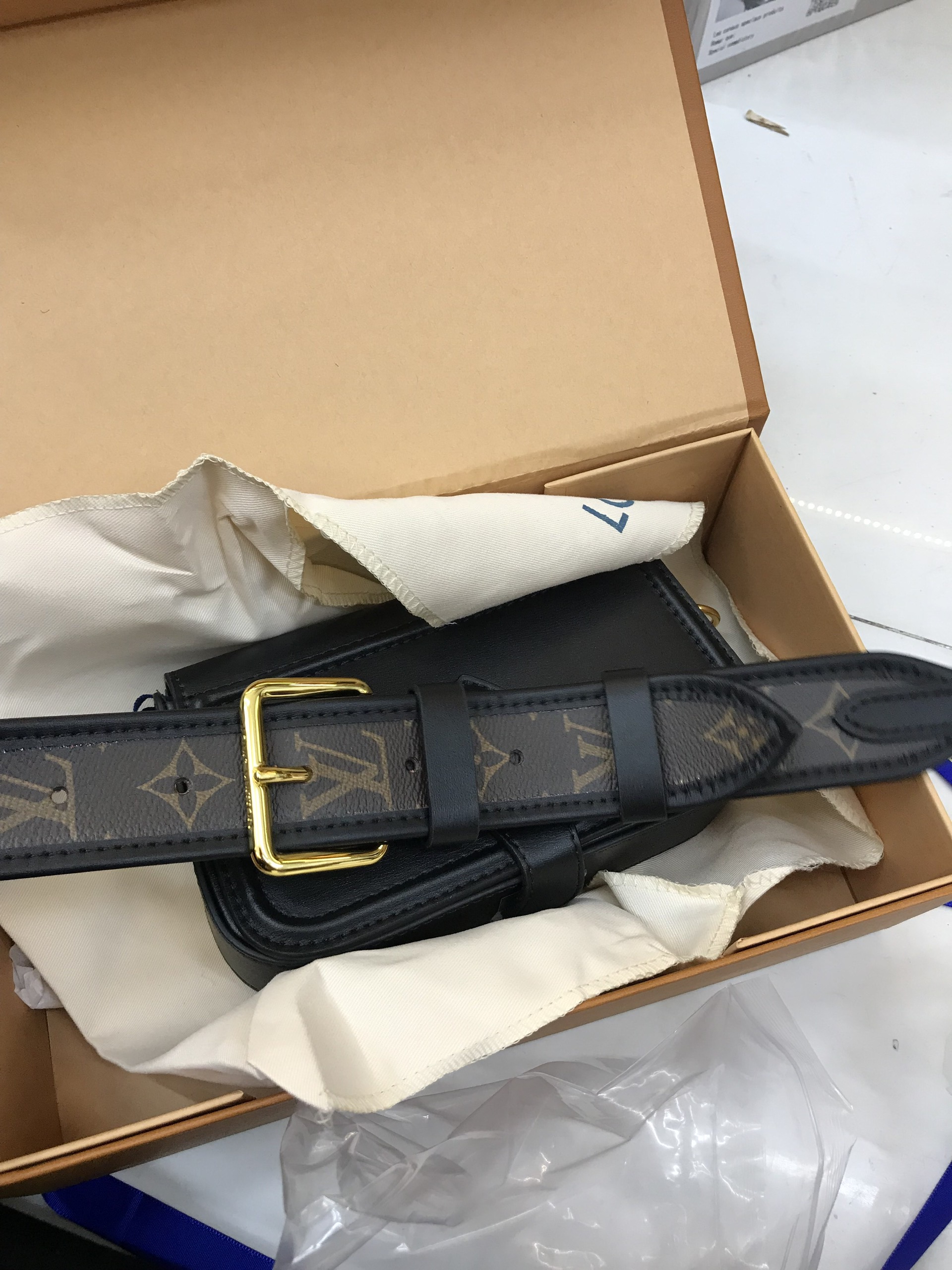 Túi Xách LV Super Officier Pouch With Strap Màu Đen Size 20cm