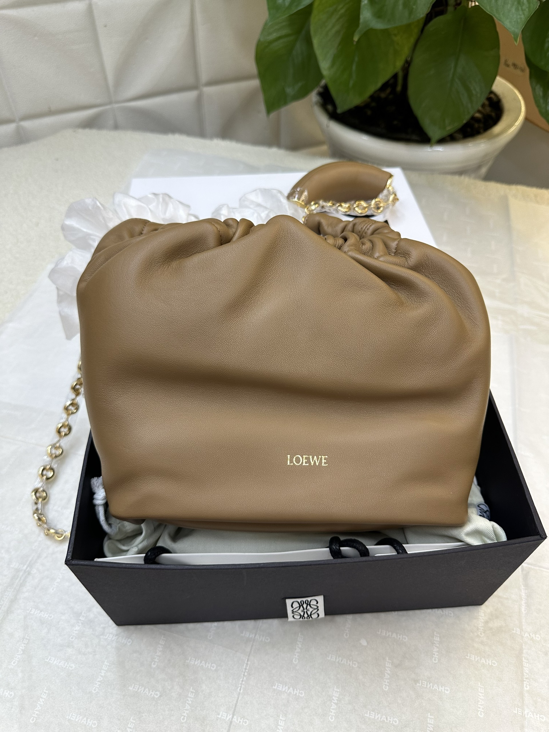 Túi Loewe Small Squeeze Bag In Nappa Lambskin Vip Màu Nâu Size 29cm