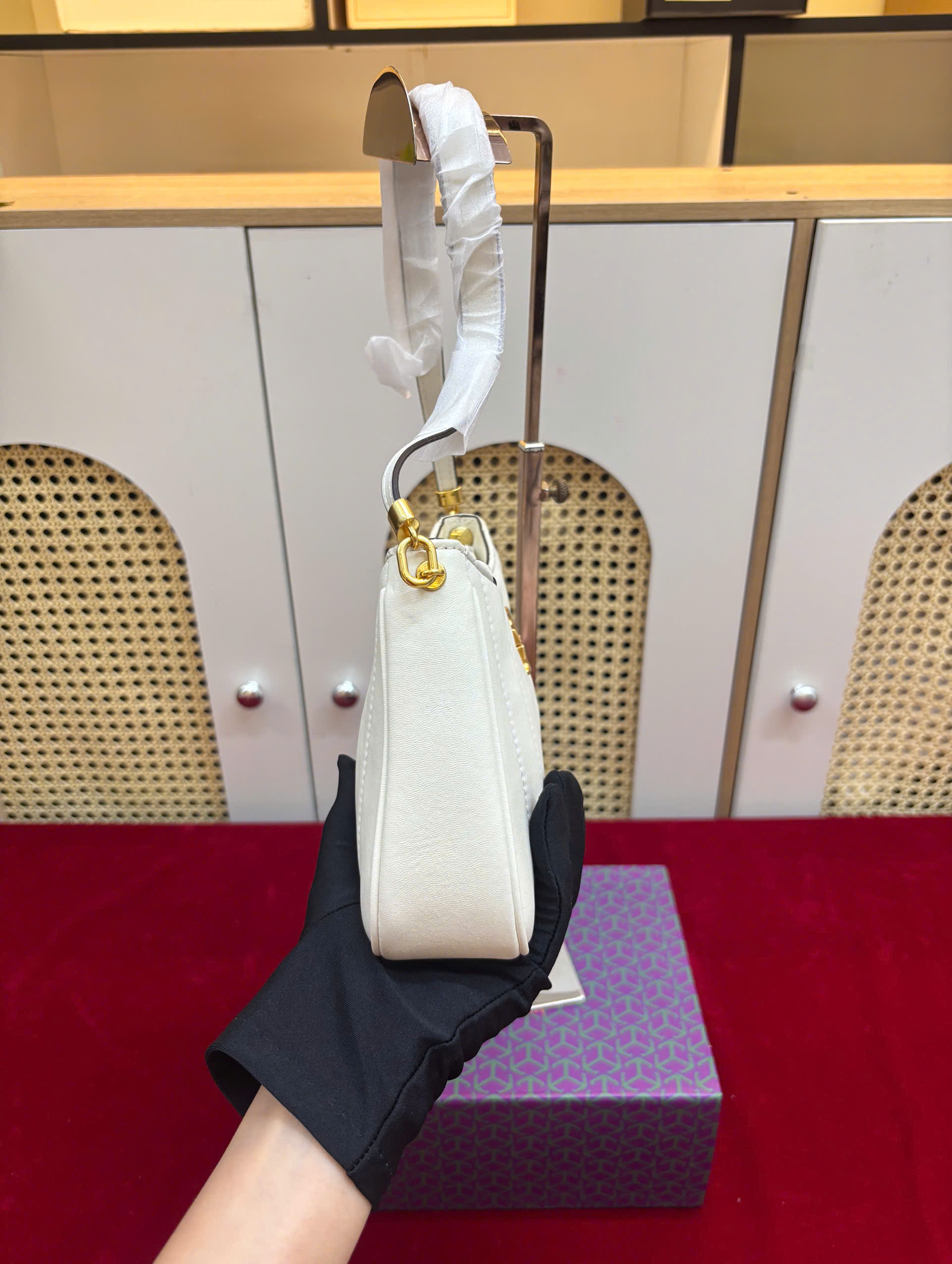 Túi Xách Tory Super Tory Burch Kira Màu Trắng Khóa Vàng Size 22cm