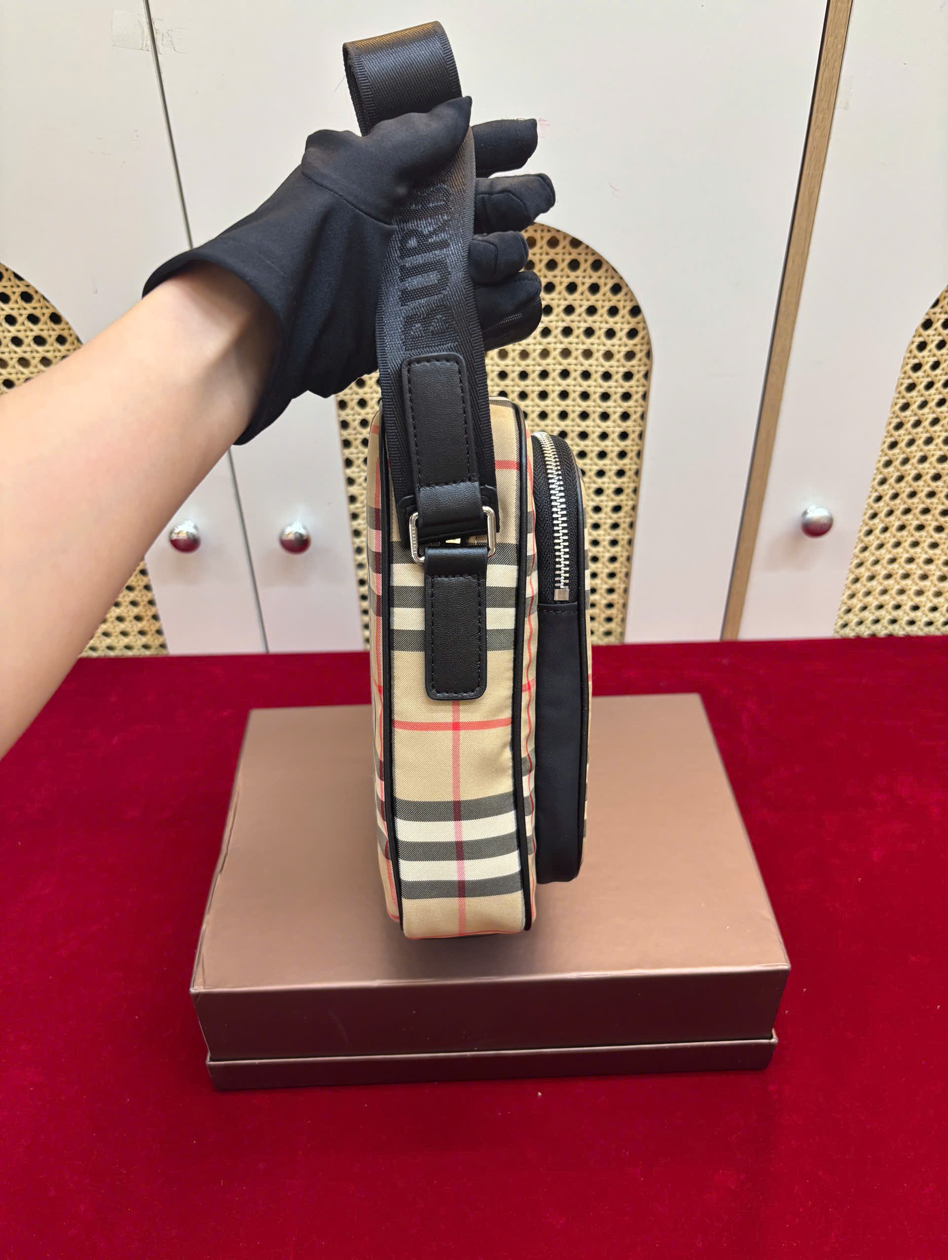 Túi Burberry Vintage Check Crossbody Bag Super Size 22cm