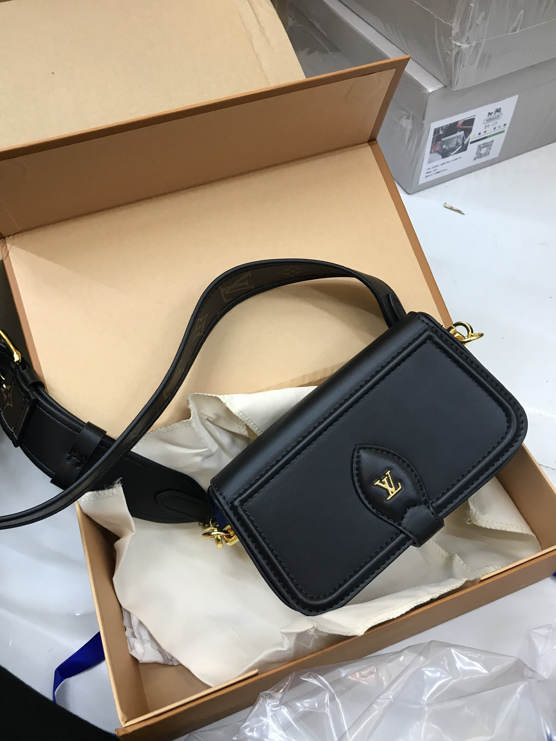 Túi Xách LV Super Officier Pouch With Strap Màu Đen Size 20cm