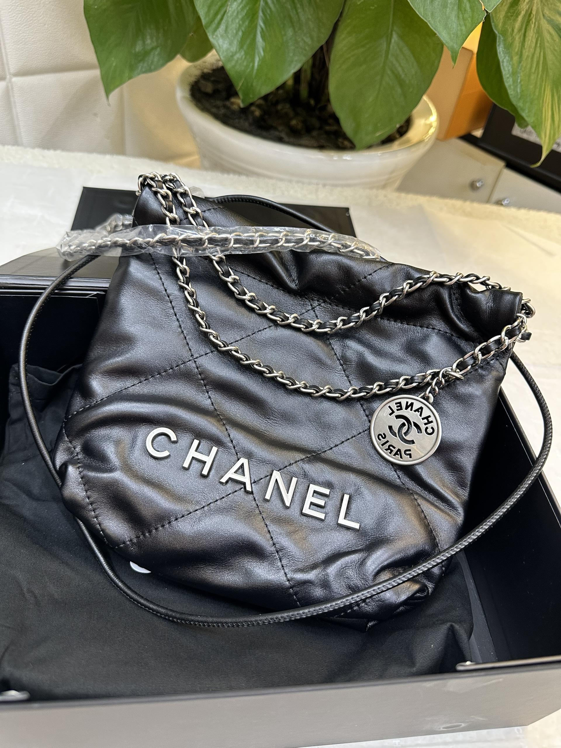 Túi Chanel 22 Shiny Calfskin Silver Tone Metal Black Mini Super Size 20cm