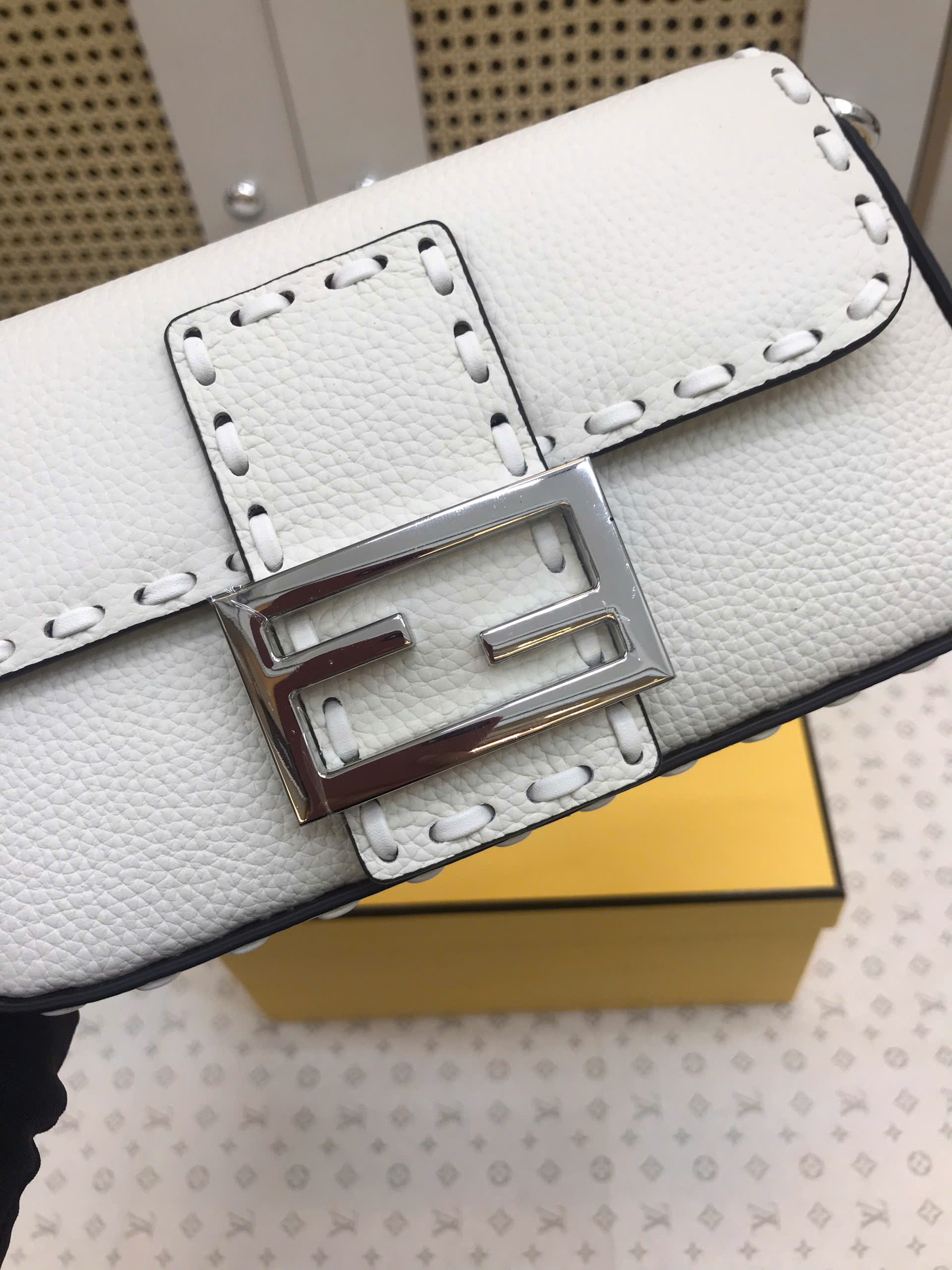 Túi Fendi Baguette Ice White Selleria Bag Vip Màu Trắng Size 27 cm