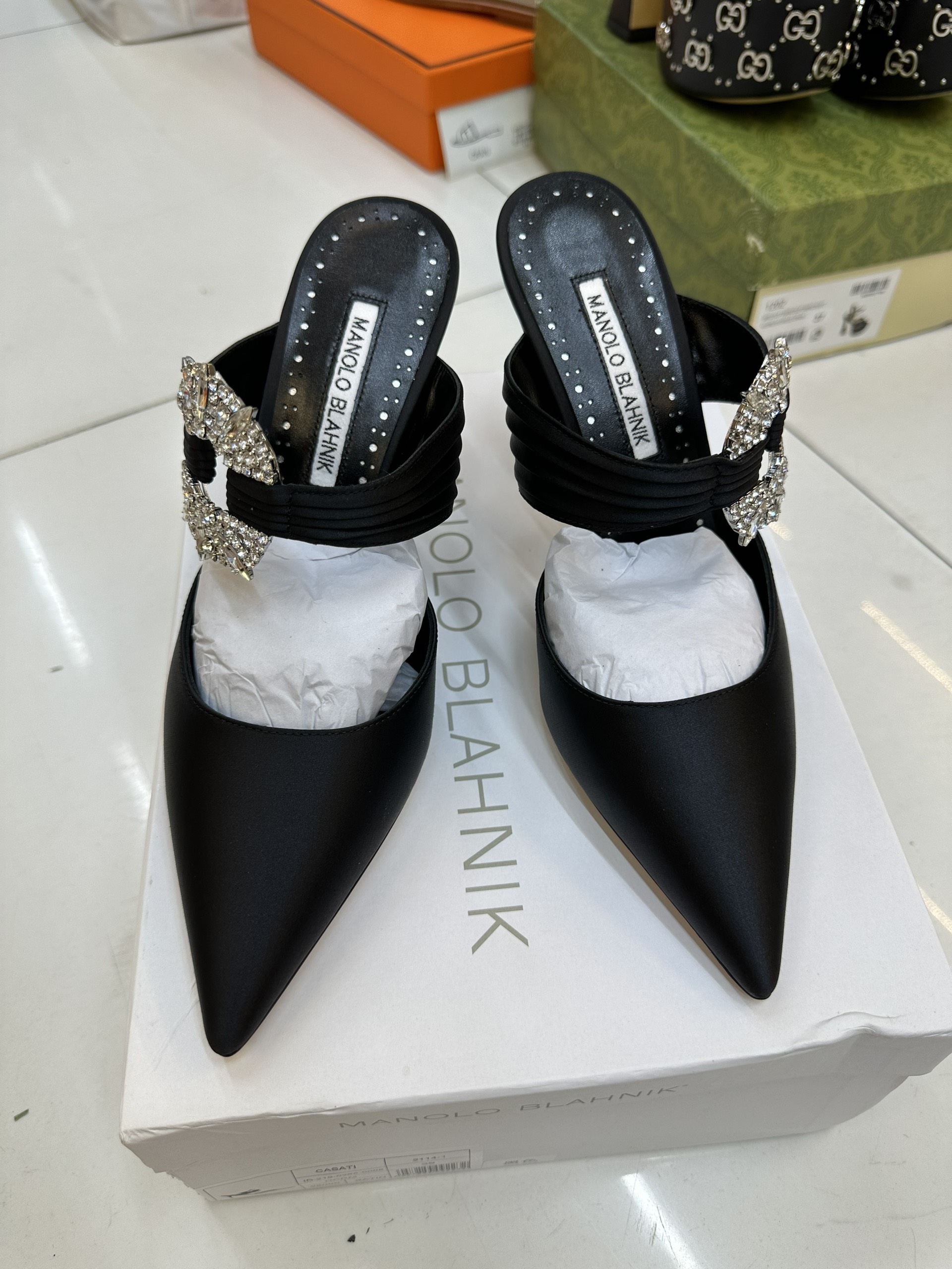 Giày Manolo Blahnk Maidugura Black Satin Embellished Buckle Mules Siêu Cấp Màu Đen Heels 9cm Size 39