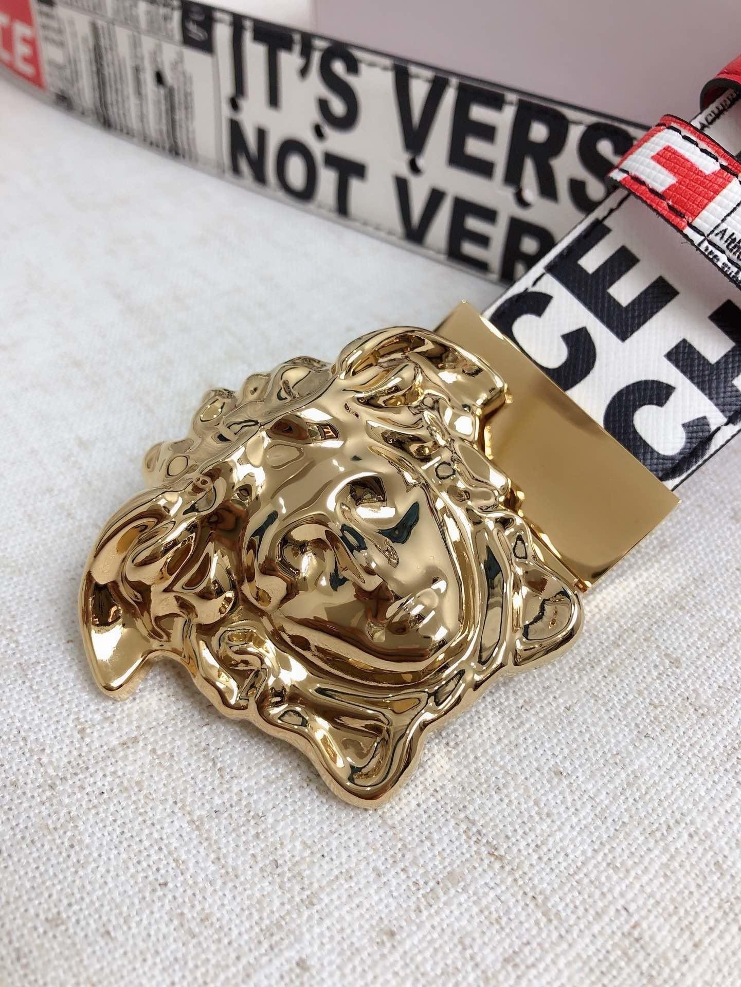 Thắt Lưng Versace Họa Tiết Giấy Báo Đỏ Siêu Cấp Mặt Vàng Size 3.8cm