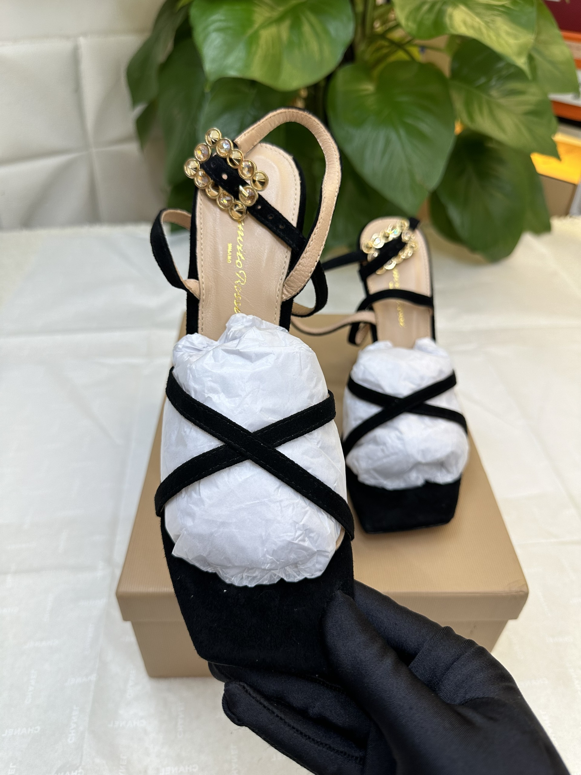 Giày Gianvito Rossi Women%&&&%s Black Wonder Embellished Suede Sandals Size 39