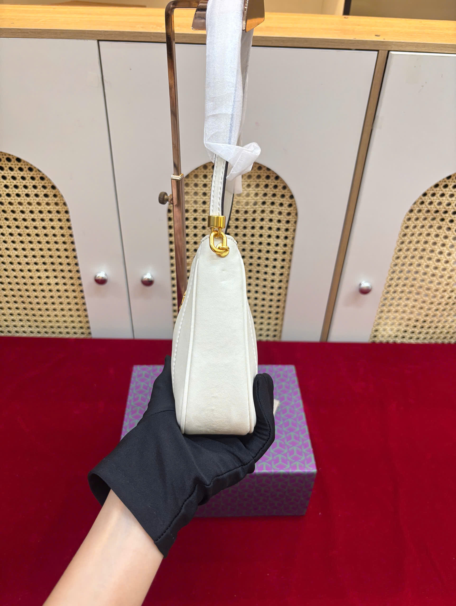 Túi Xách Tory Super Tory Burch Kira Màu Trắng Khóa Vàng Size 22cm