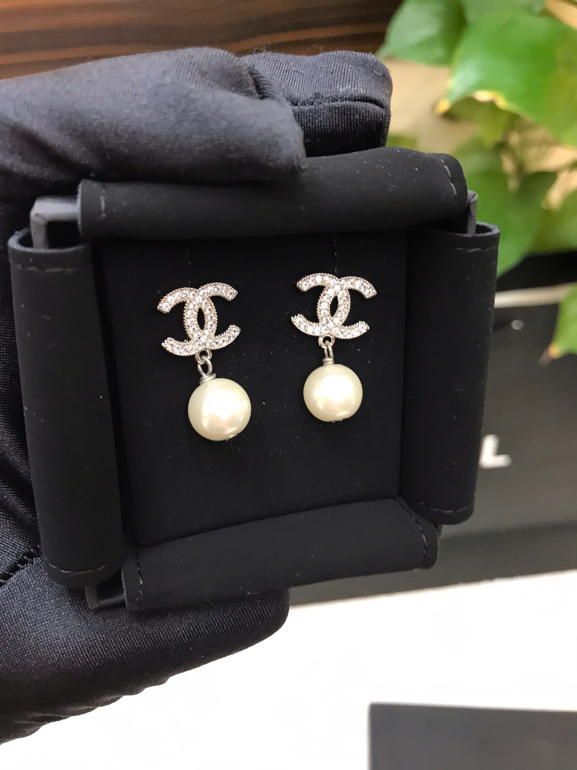 Bông Tai Chanel Pave Crystal CC Pearl Drop Earrings Siêu Cấp