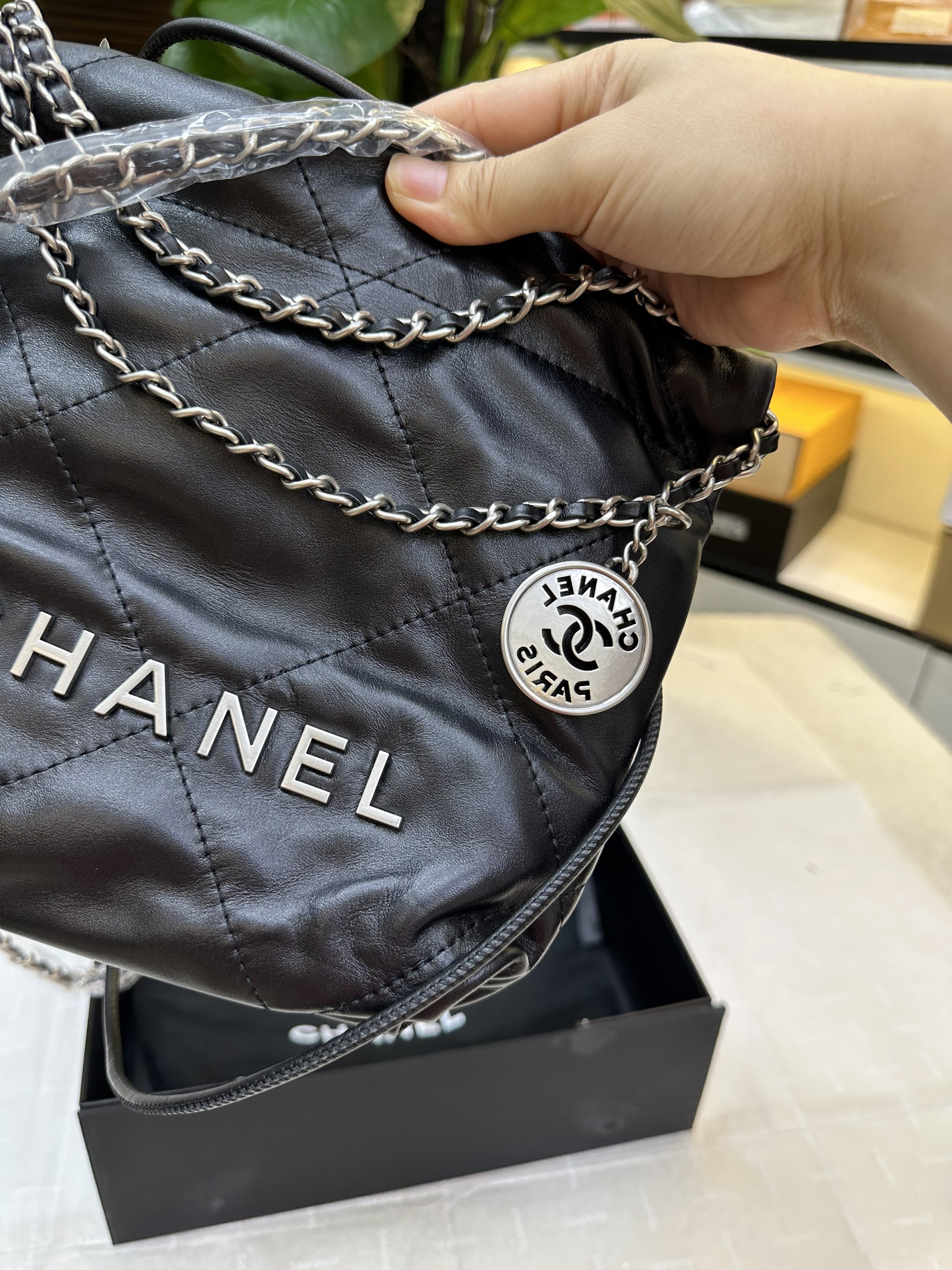 Túi Chanel 22 Shiny Calfskin Silver Tone Metal Black Mini Super Size 20cm