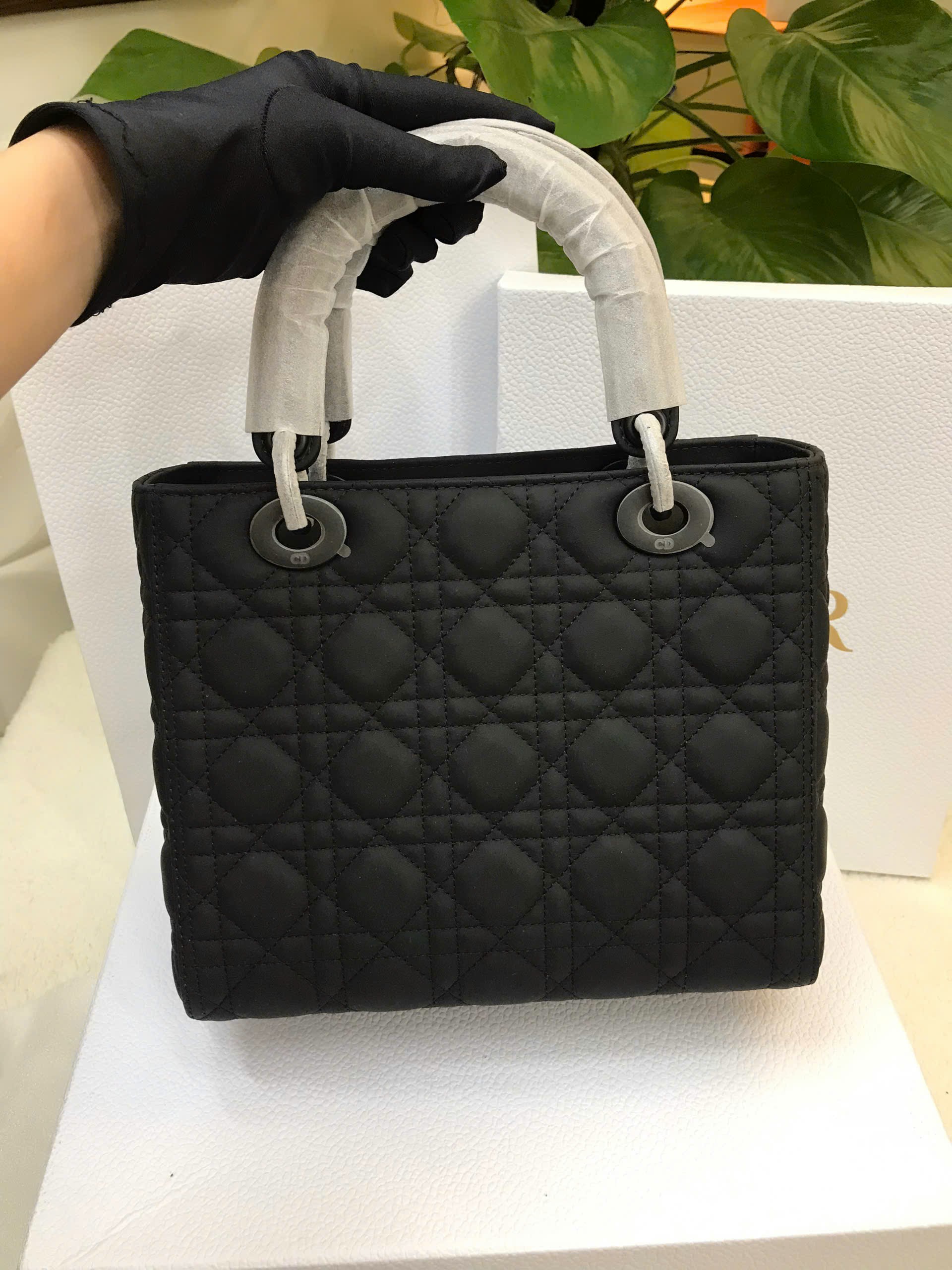 Túi Medium Lady Dior Bag Black Ultramatte Cannage Calfskin Vip Size 24cm