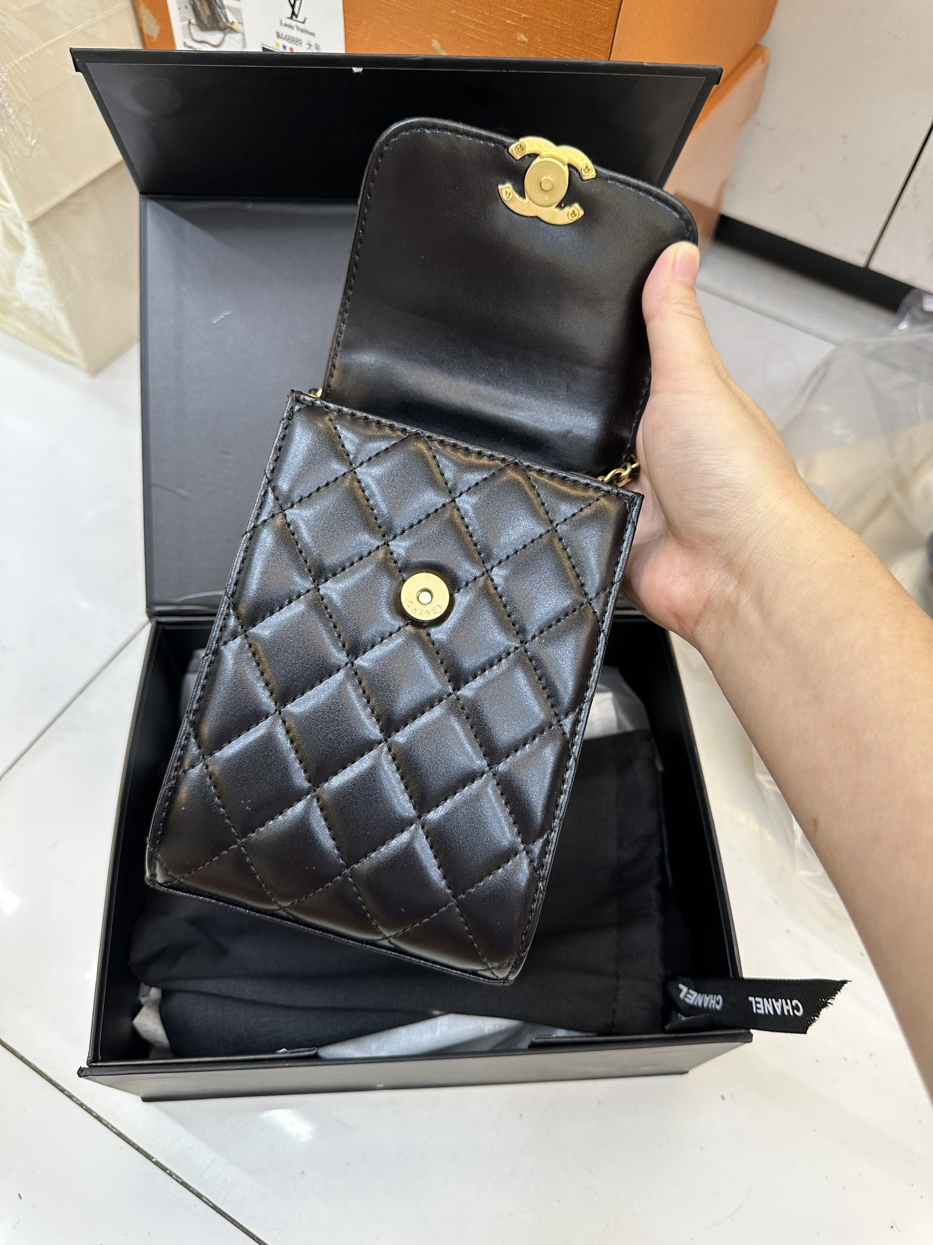 Túi Chanel Trendy CC Lambskin Quilted Phone Holder Super Màu Đen