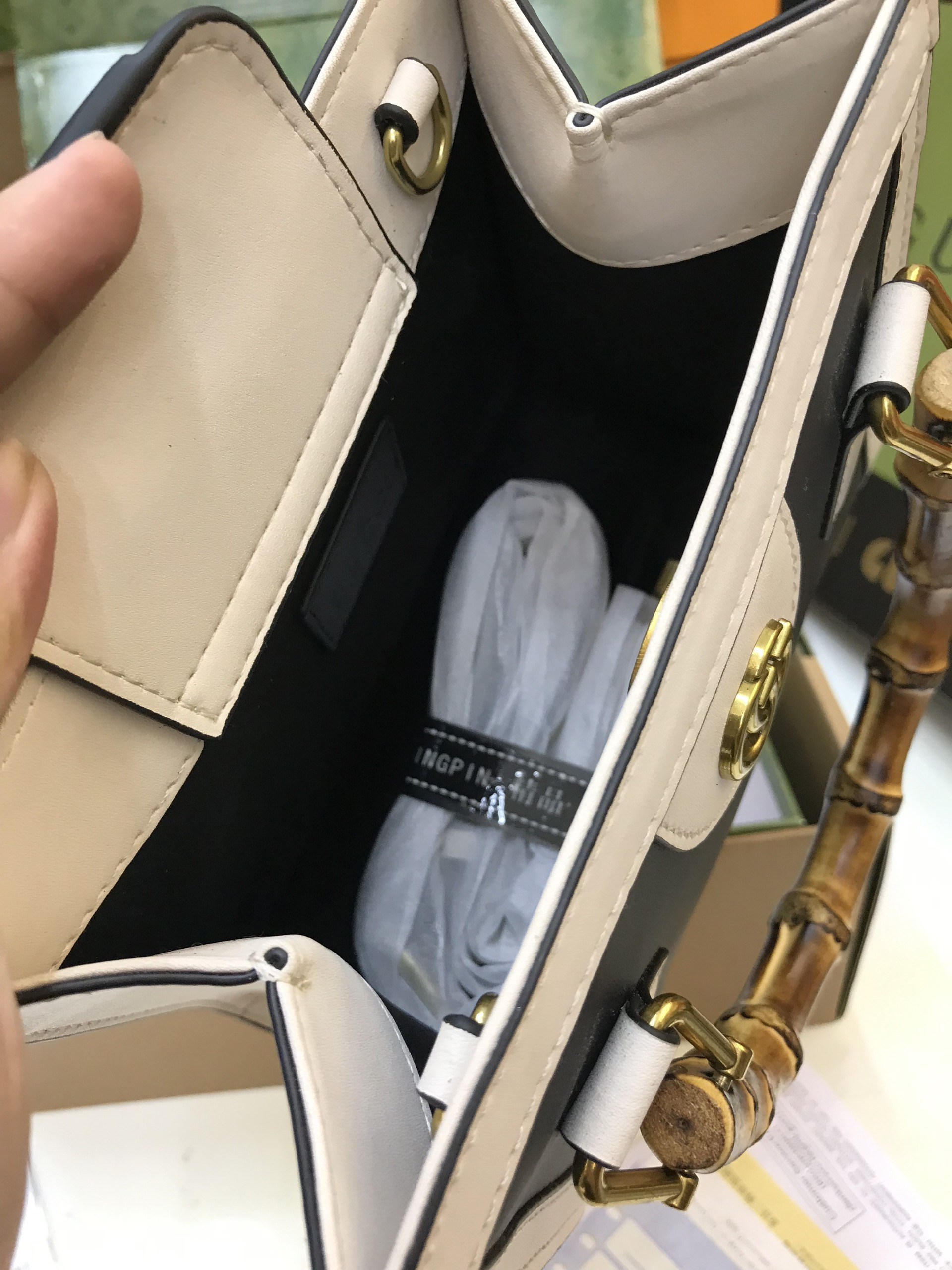 Túi xách Gucci Diana Super Mini Tote Bag Màu Trắng Viền Đen Quai Trúc Size 21cm