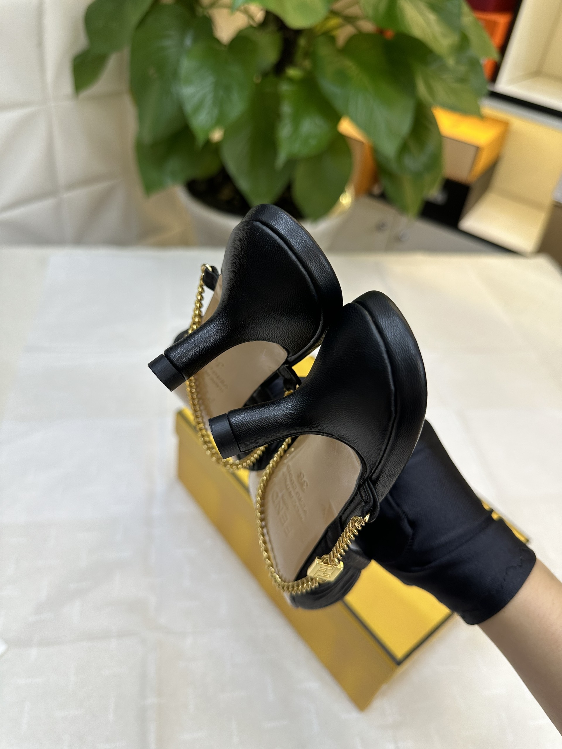 Giày Fendi Colibrì Lite Black Leather Mules With A Medium Siêu Cấp Heel 5,5cm Size 36