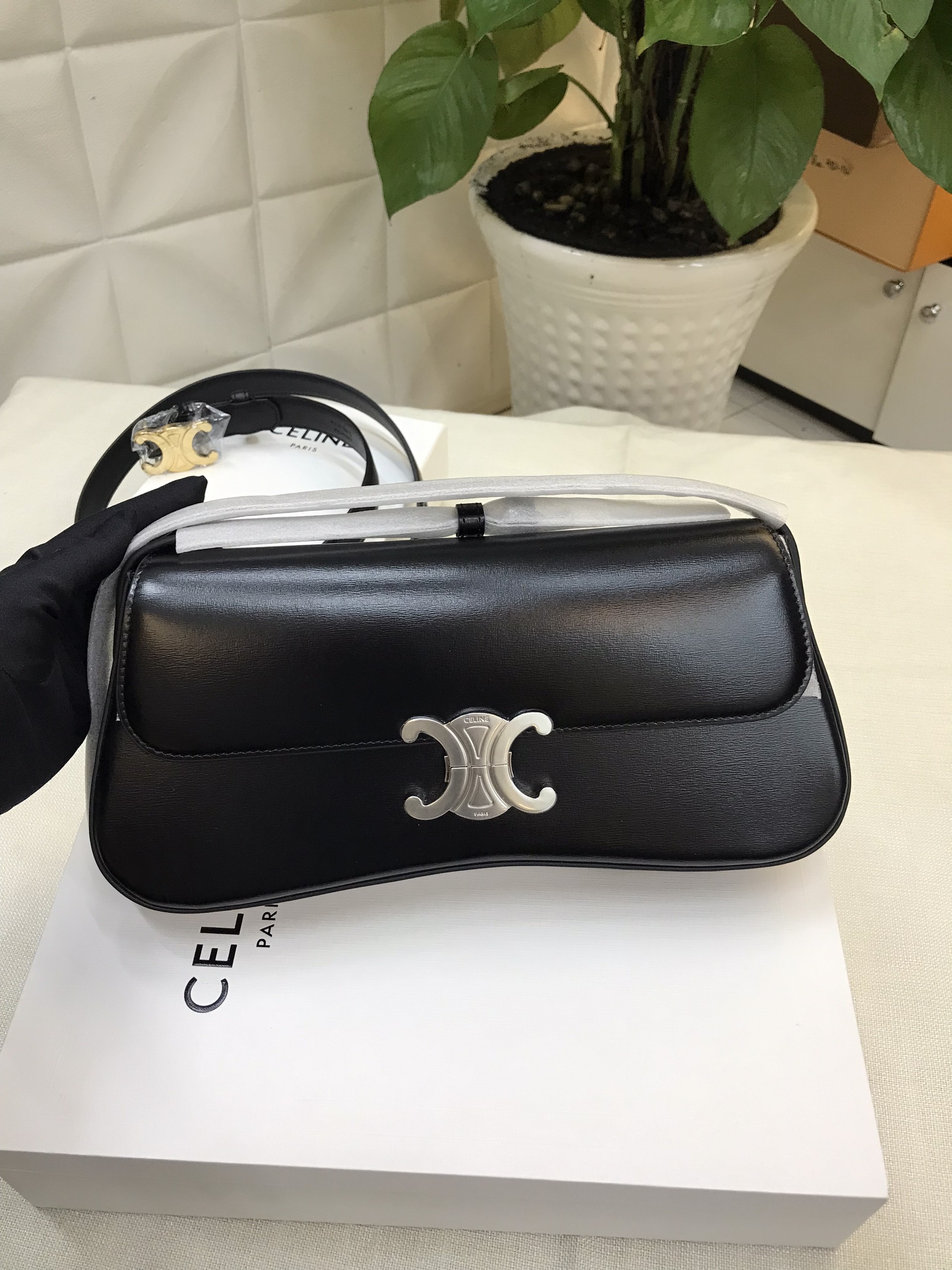 Túi Medium Celine Lola Bag In Shiny Calfskin Siêu Cấp Size 28cm