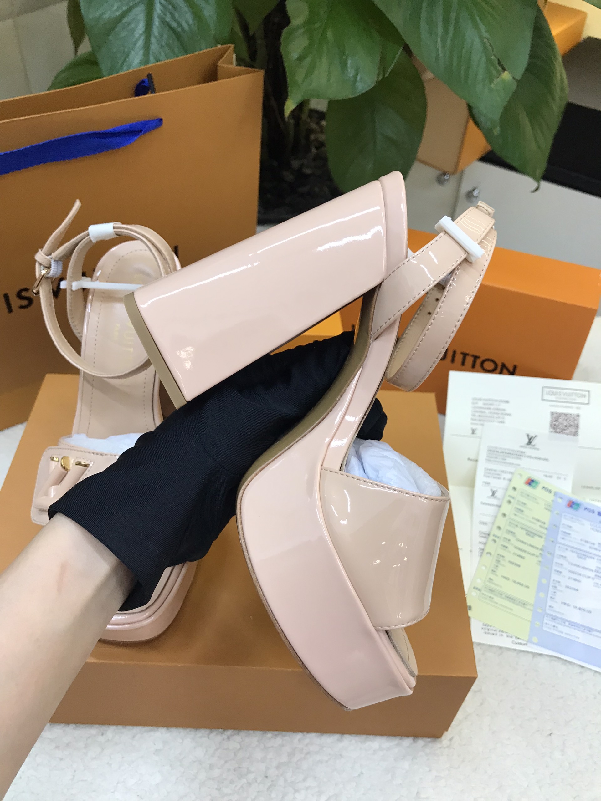 Giày LV Shake Sandal Siêu Cấp Màu Nude Size 35 1ABPAC