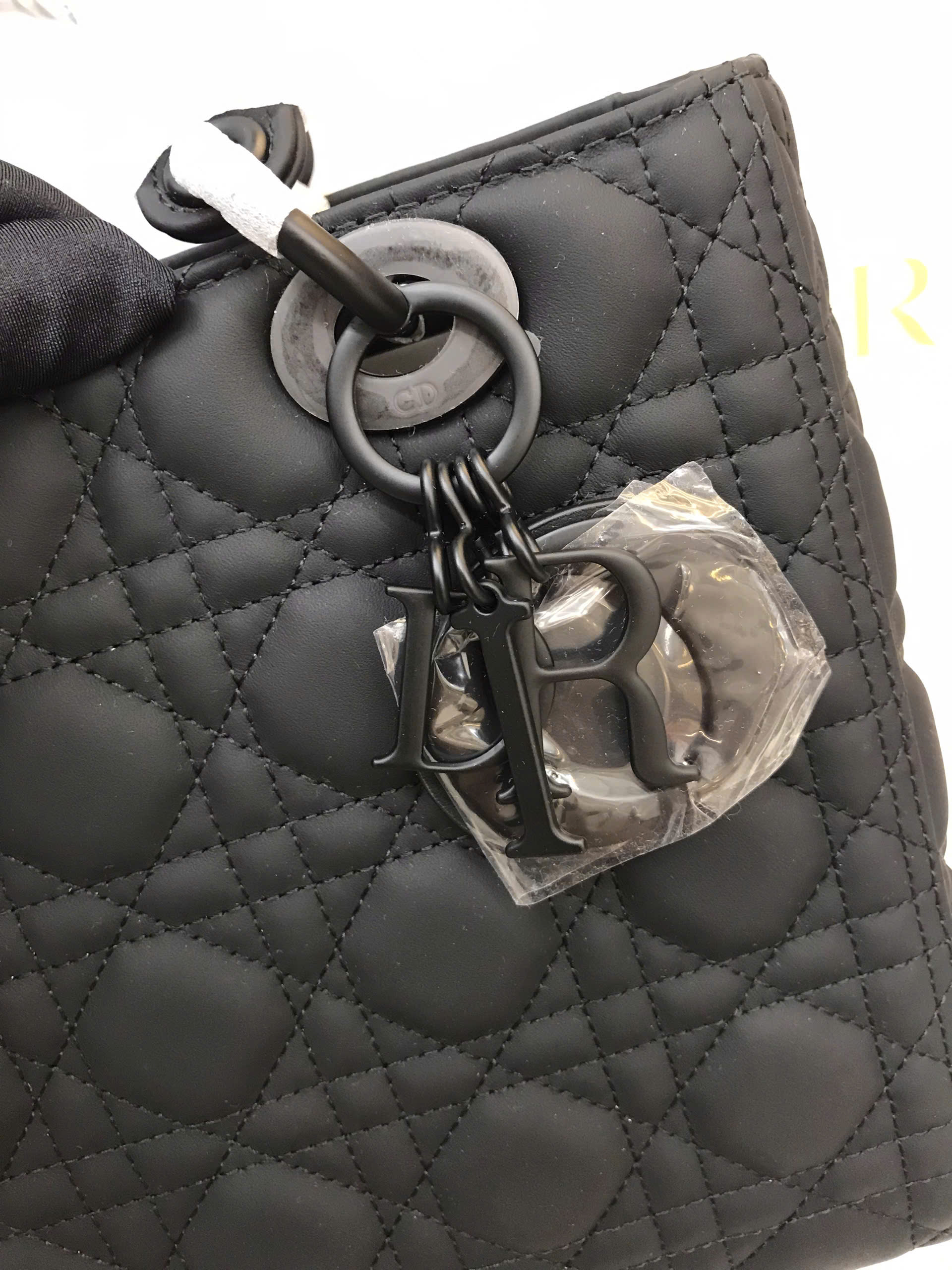 Túi Medium Lady Dior Bag Black Ultramatte Cannage Calfskin Vip Size 24cm