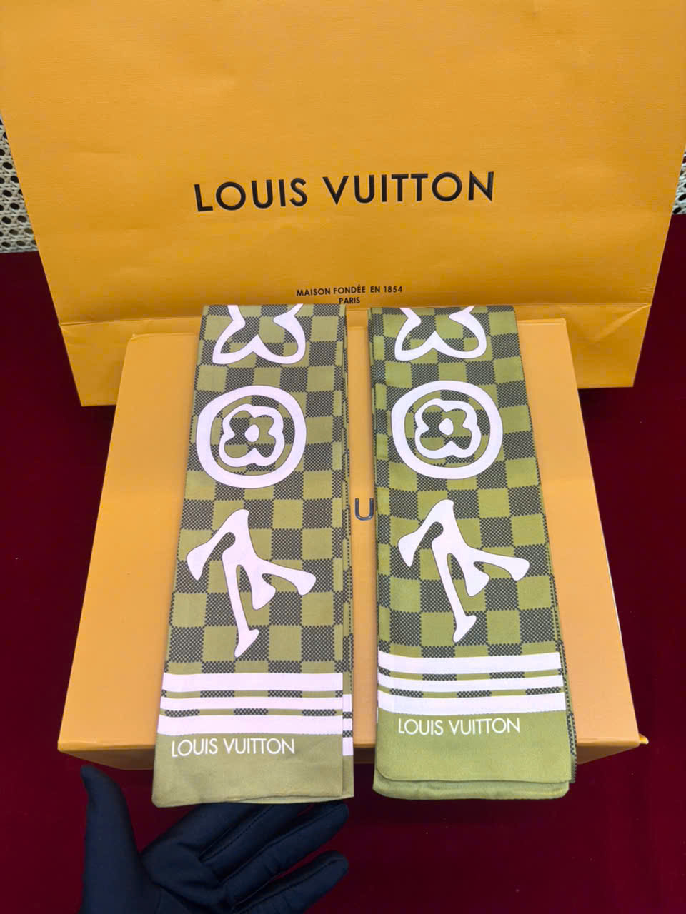 Khăn LV Cột Túi Xách Super 05