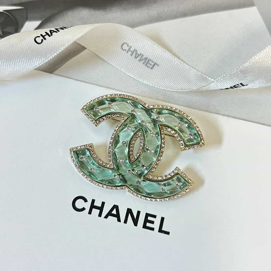 Trâm Cài Áo Chanel Acrylic Kim Cương Siêu Cấp Xanh Lá