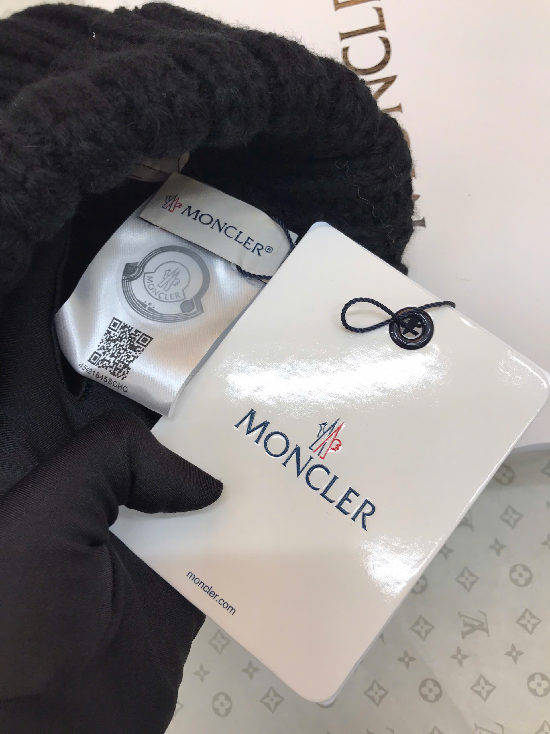 Nón Moncler Wool Beanie With Pom Pom Siêu Cấp Màu Đen