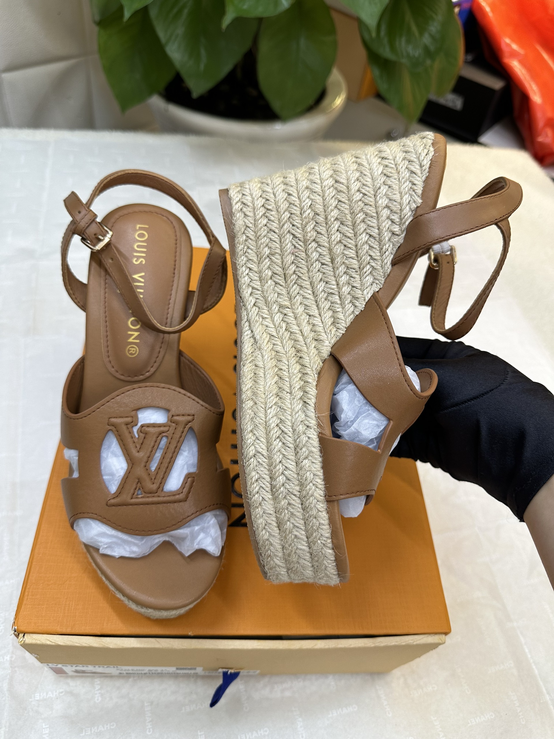 Giày LV Isola Wedge Sandal Siêu Cấp Màu Nâu Size 37 1ACI7R